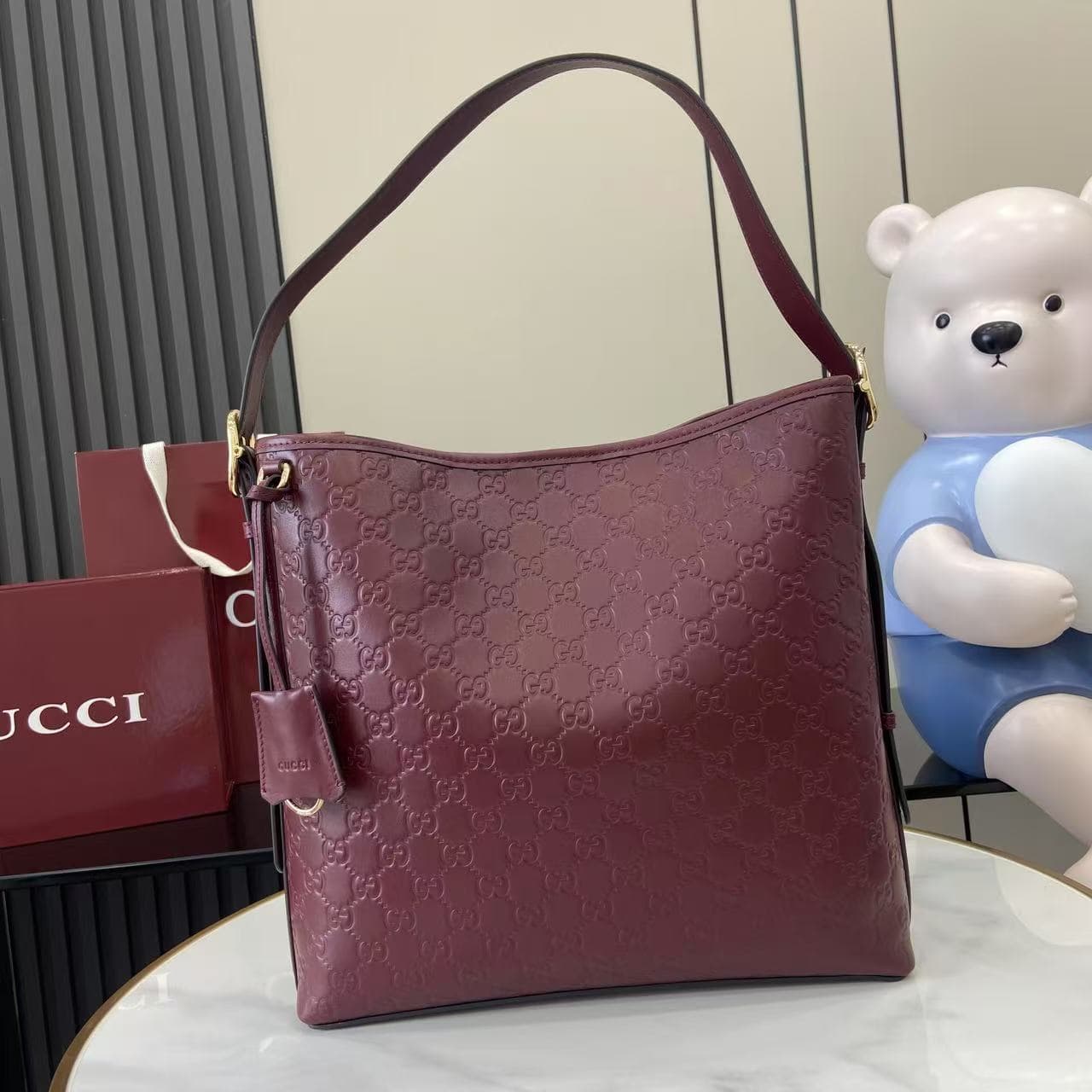 C4014 2025 Autumn/Winter collection; GG Emblem series presents a fresh interpretation of the brand’s enduring elegance and exquisite craftsmanship. This tote bag features a cotton lining in the same color scheme, along with an internal compartment, making — image 1