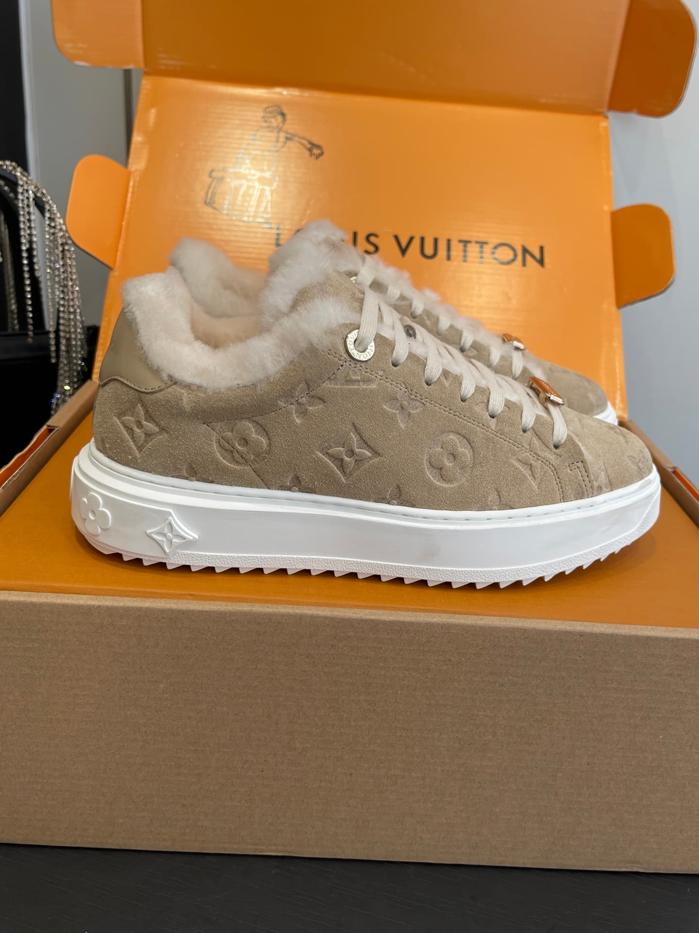 D9148 🏧𝐋𝐕 Louis Vuitton TIME OUT casual sneakers, white leather with faux fur — image 1