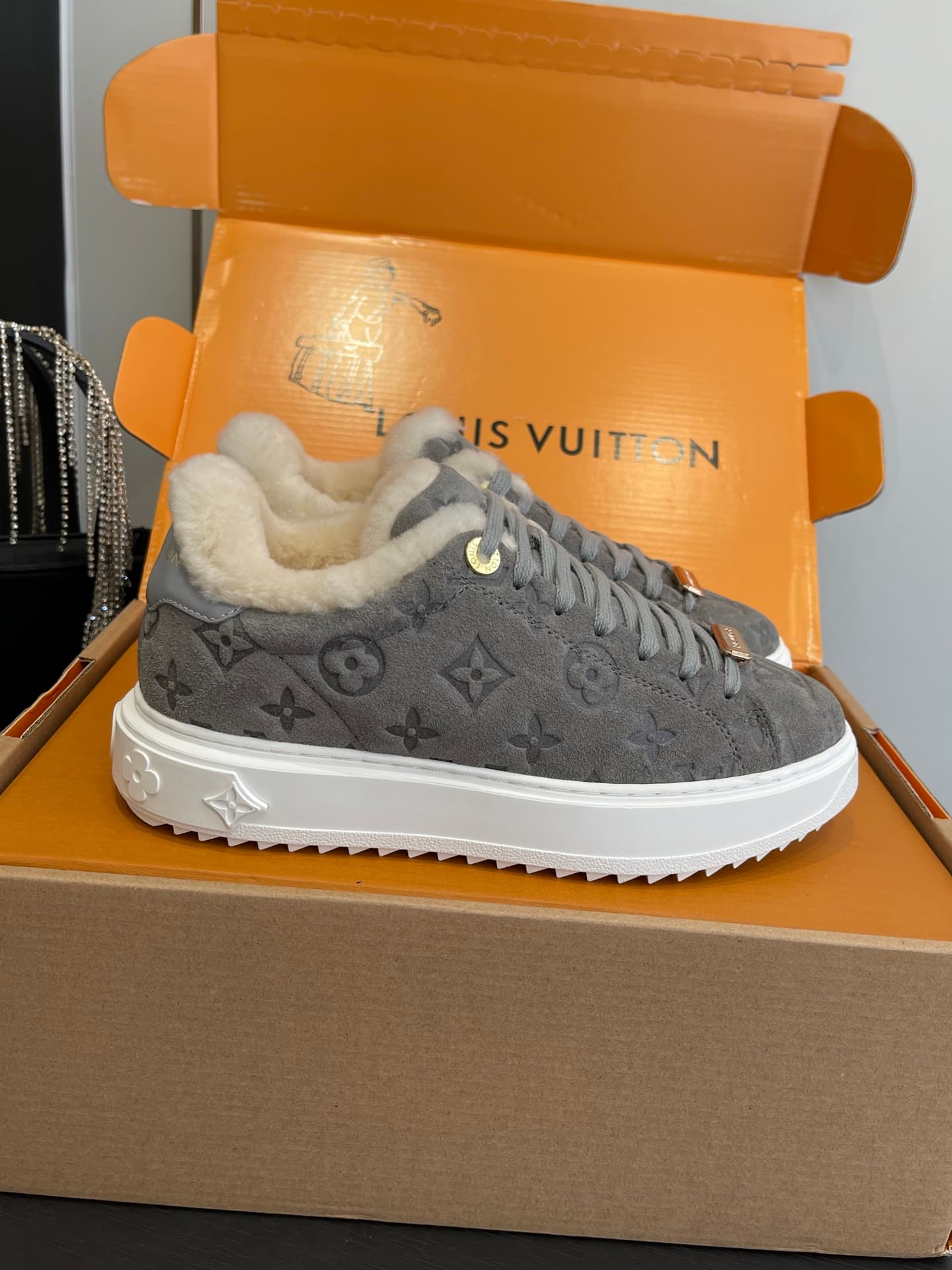 D9147 🏧𝐋𝐕 Louis Vuitton TIME OUT casual sneakers, white shoes with fur lining — image 1