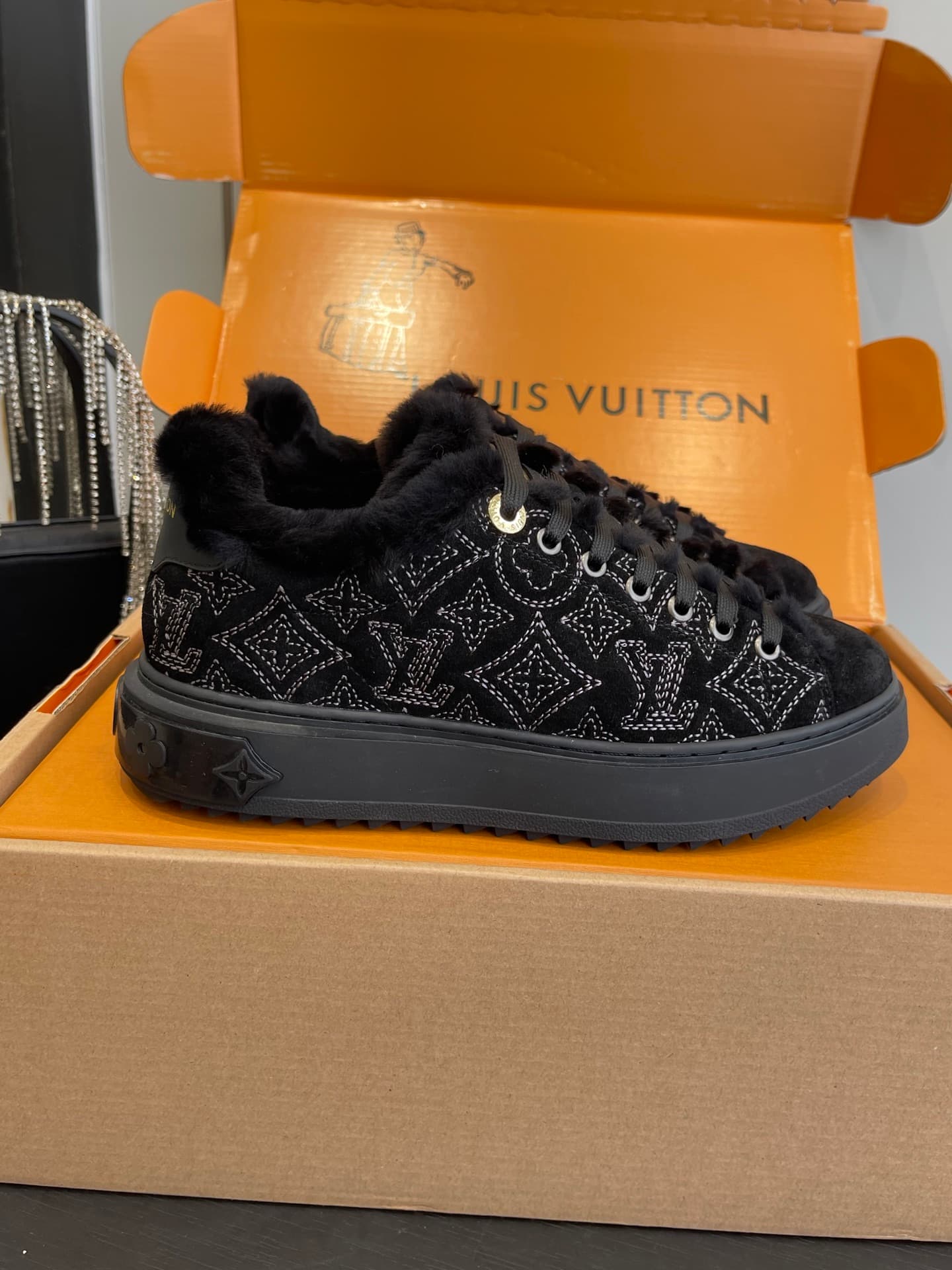 D9146 🏧𝐋𝐕 Louis Vuitton TIME OUT casual sneakers, white leather with fur lining — image 1