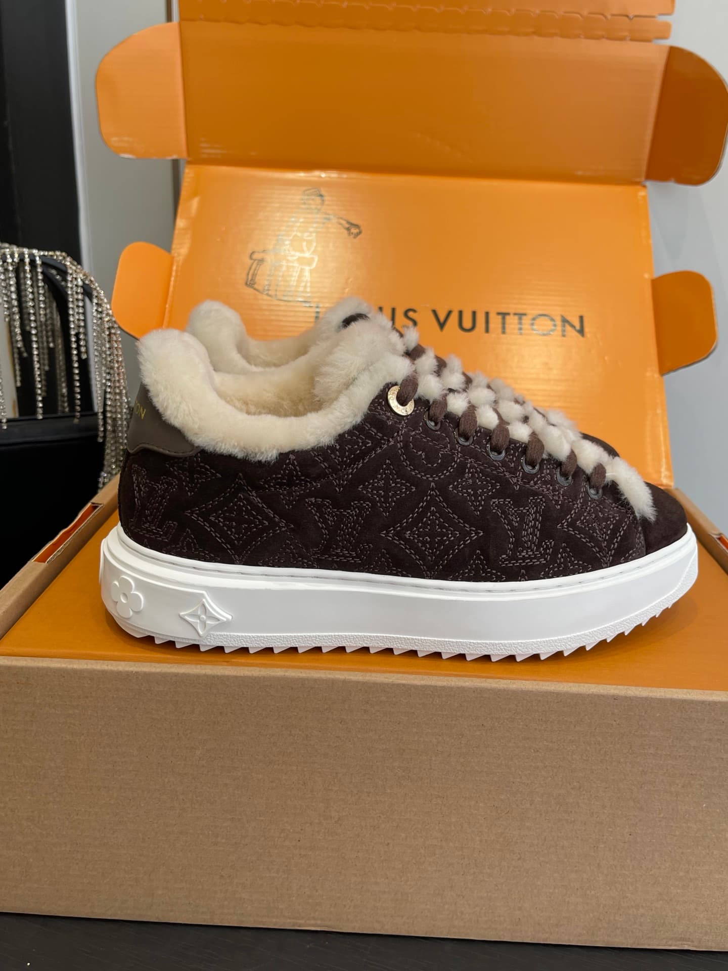 D9145 🏧𝐋𝐕 Louis Vuitton TIME OUT casual sneakers, soft fabric for beginners — image 1