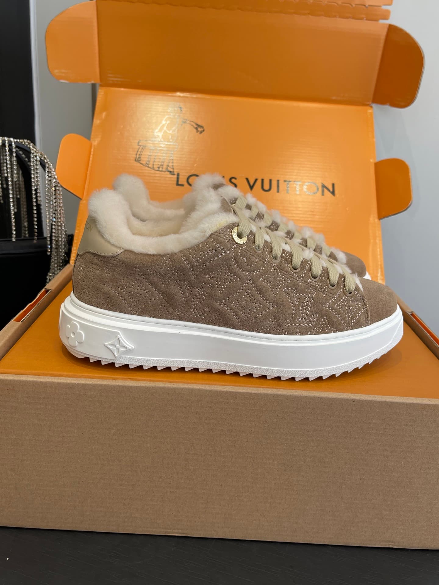 D9144 🏧𝐋𝐕 Louis Vuitton TIME OUT casual sneakers, white leather with faux fur — image 1