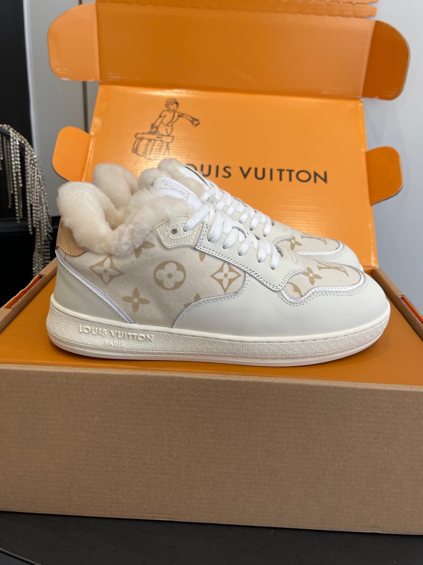 D9156 🏧𝐋𝐕 Louis Vuitton TIME OUT casual sneakers, white leather with fur lining — image 1