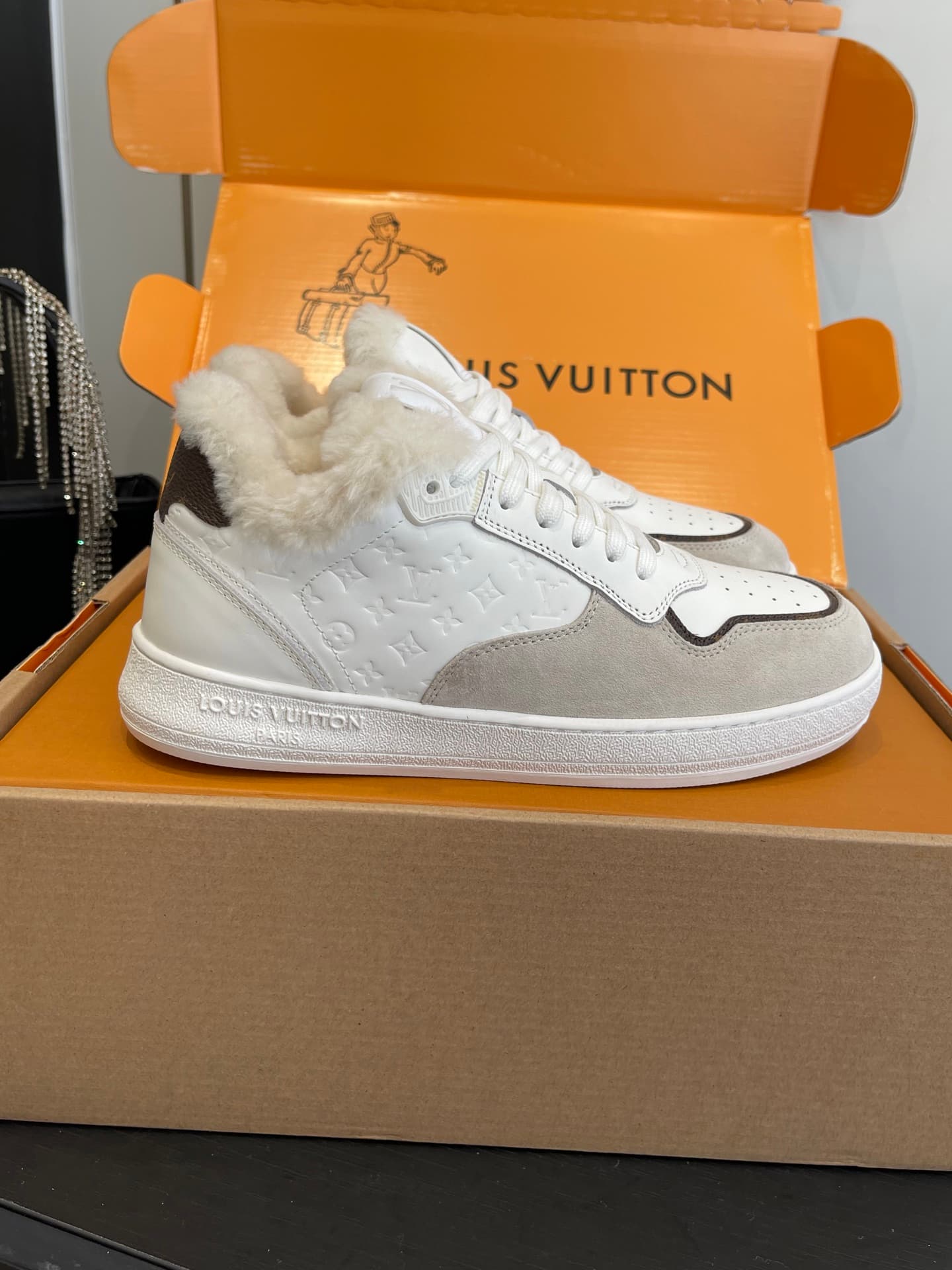 D9155 🏧𝐋𝐕 Louis Vuitton TIME OUT casual sneakers, soft fabric for white shoes — image 1