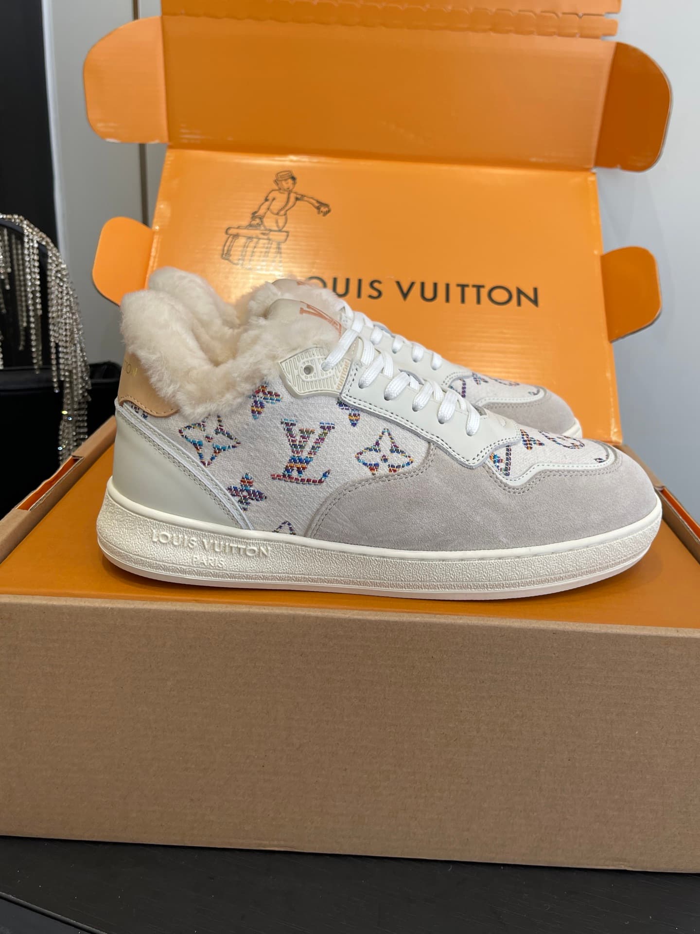 D9154 🏧𝐋𝐕 Louis Vuitton TIME OUT casual sneakers, microfiber material — image 1