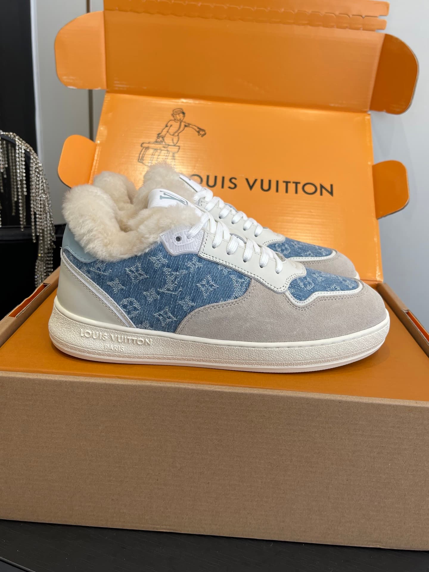 D9153 🏧𝐋𝐕 Louis Vuitton TIME OUT casual sneakers, soft microfiber shoes — image 1