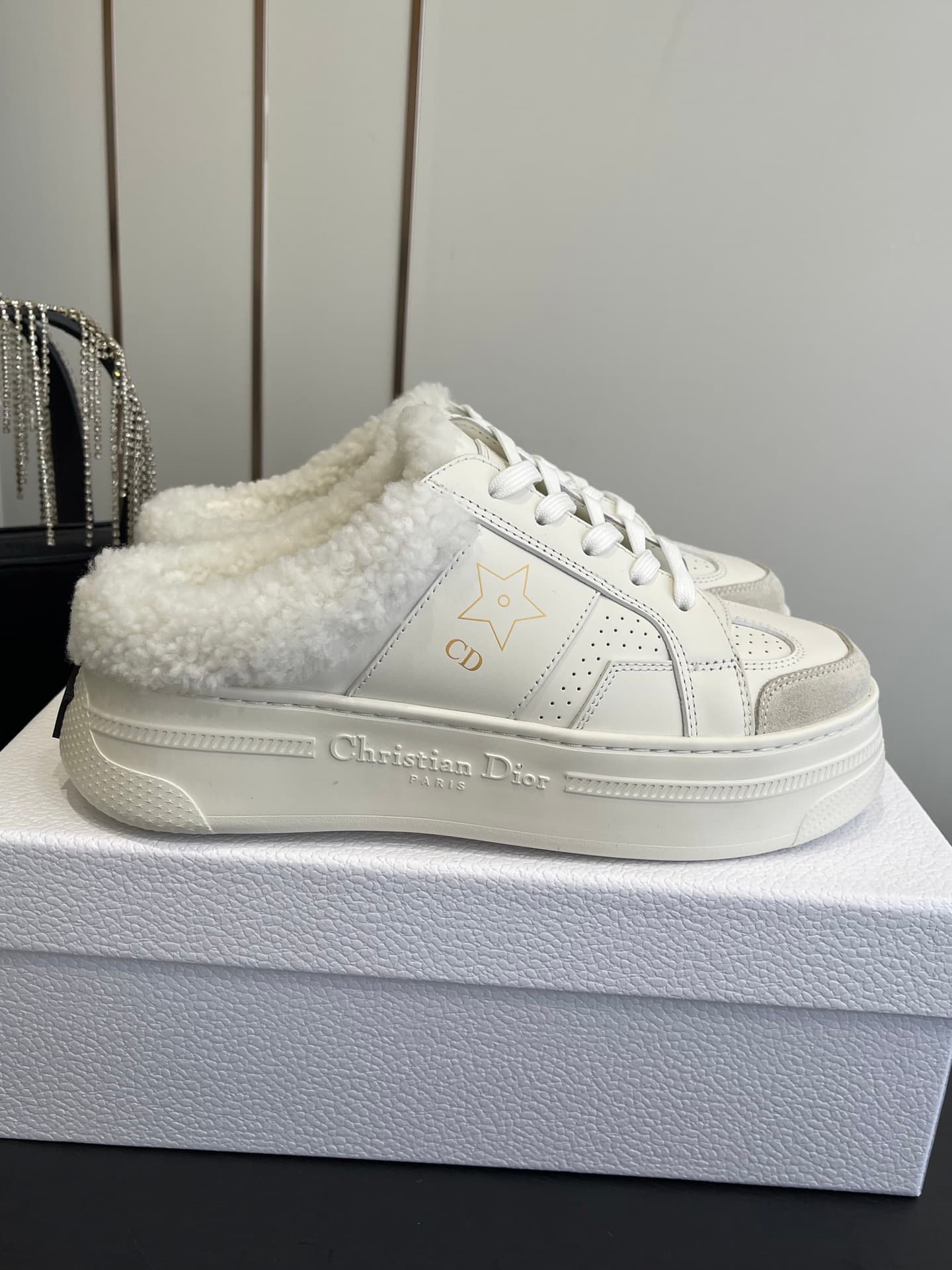 D5728 🏧𝐃𝐢𝐨𝐫 Dioxi’s new autumn/winter collection – woolen🐑 shoes with a thick heel and semi-trampoline design. Classic, elegant, and comfortable; they look great when worn, and also help to highlight one’s style. It’s a top-tier product!