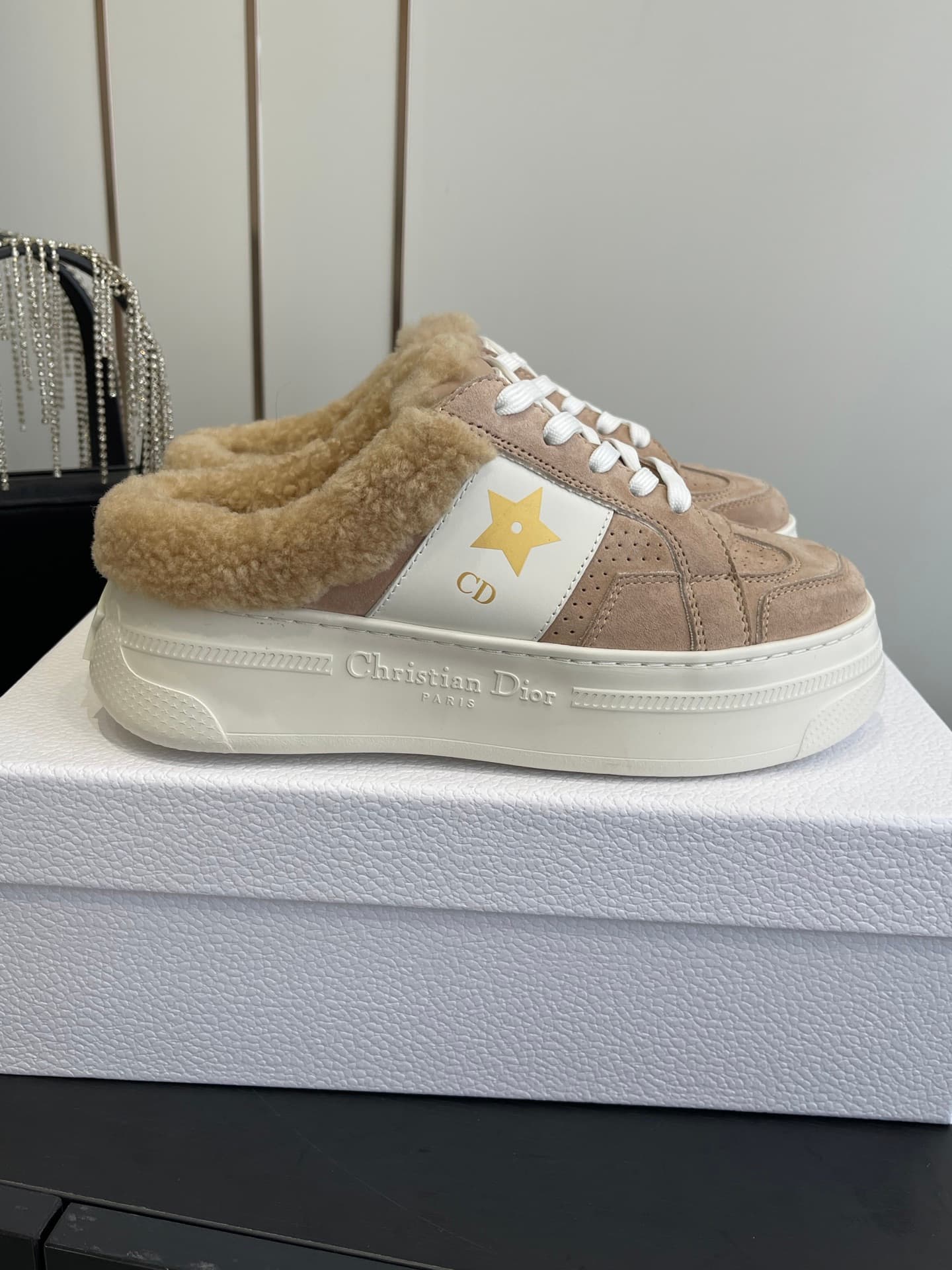 D5727 🏧𝐃𝐢𝐨𝐫 Diō’s new autumn/winter collection – woolen shoes with a thick sole and a semi-tramp style. Classic, elegant, and comfortable; they look great when worn, and enhance one’s style. It’s a top-quality version of the original design!