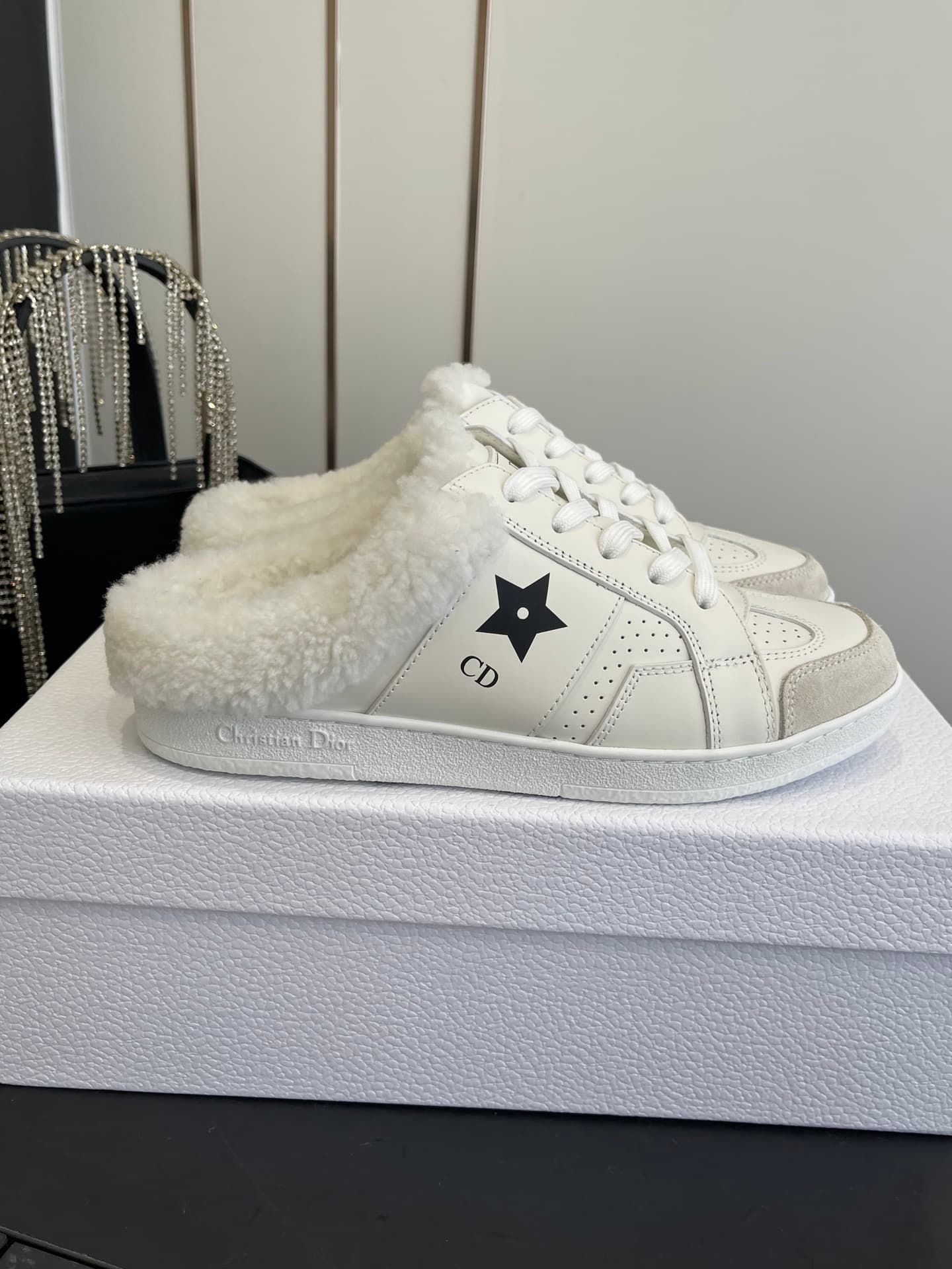 D5726 🏧𝐃𝐢𝐨𝐫 Dioxi’s new autumn/winter collection – woolen shoes with a thin sole and semi-towable design. Classic, elegant, and comfortable; they look great when worn, and truly reflect one’s style. It’s a top-tier product!