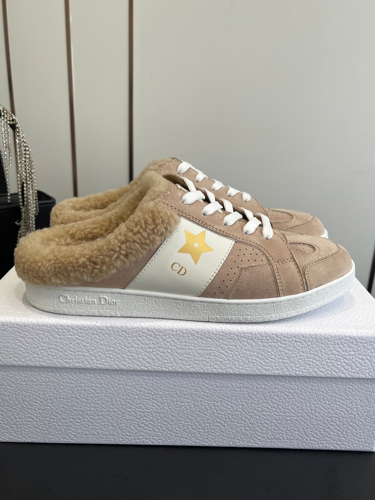 D5724 🏧𝐃𝐢𝐨𝐫 Diō’s new autumn/winter collection – woolen🐑 shoes with a thin sole and semi-towable design. Classic, elegant, and comfortable; they look great when worn, and truly enhance one’s style. It’s a top-tier version of the original design!