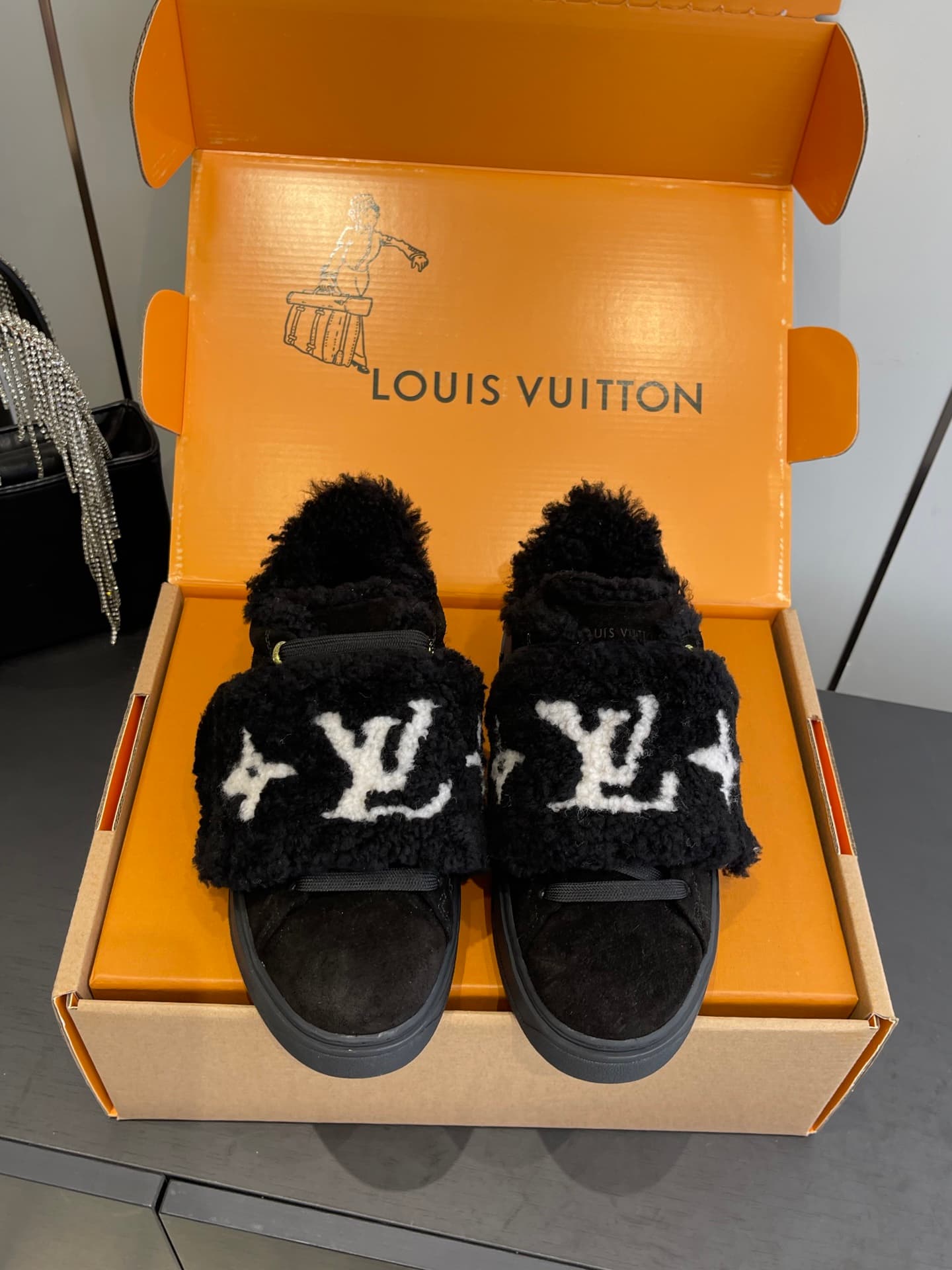 D9150 🏧𝐋𝐕 Louis Vuitton’s new autumn/winter collection: casual sneakers, white sneakers, with fur lining. — image 1