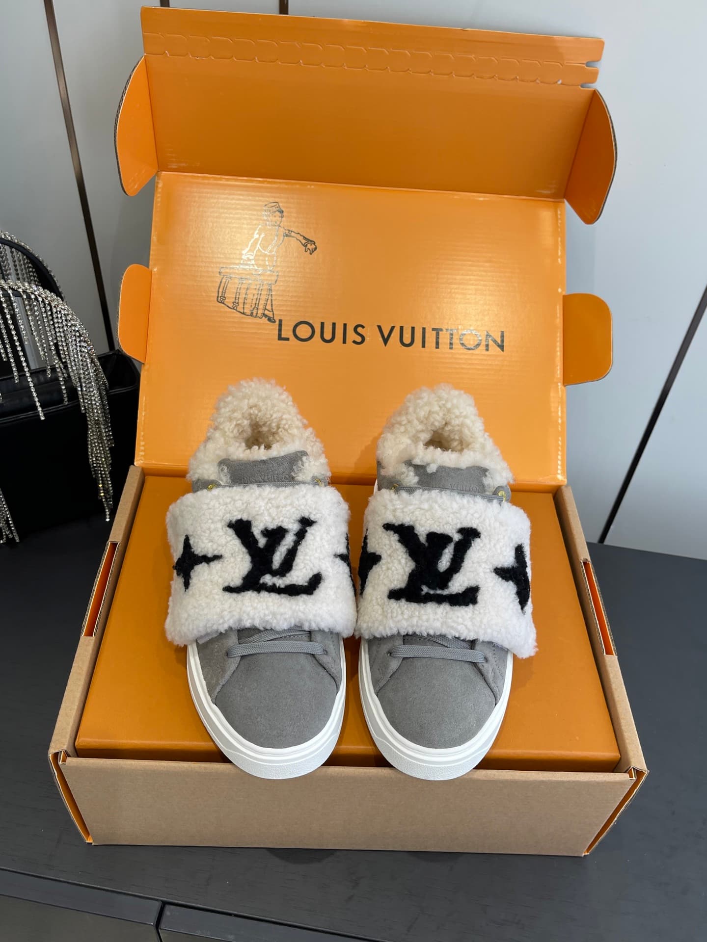 D9151 🏧𝐋𝐕 Louis Vuitton’s new autumn/winter collection: casual sneakers, white sneakers, with fur lining. — image 1