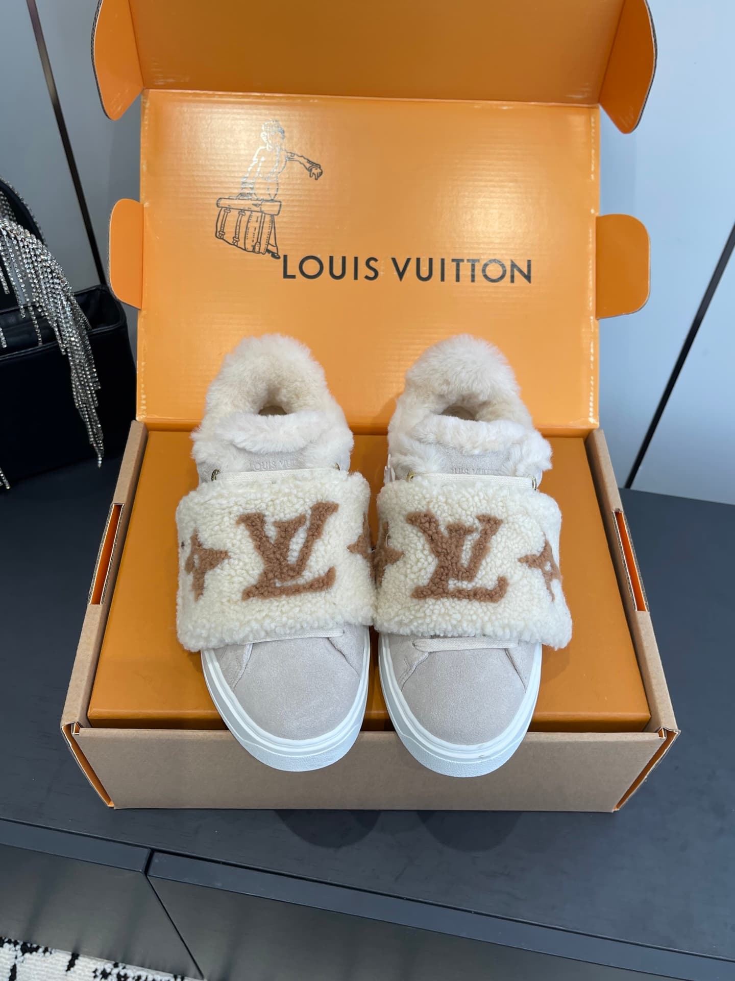 D9152 🏧𝐋𝐕 Louis Vuitton’s new autumn/winter collection: casual sneakers, white sneakers, with fur lining. — image 1