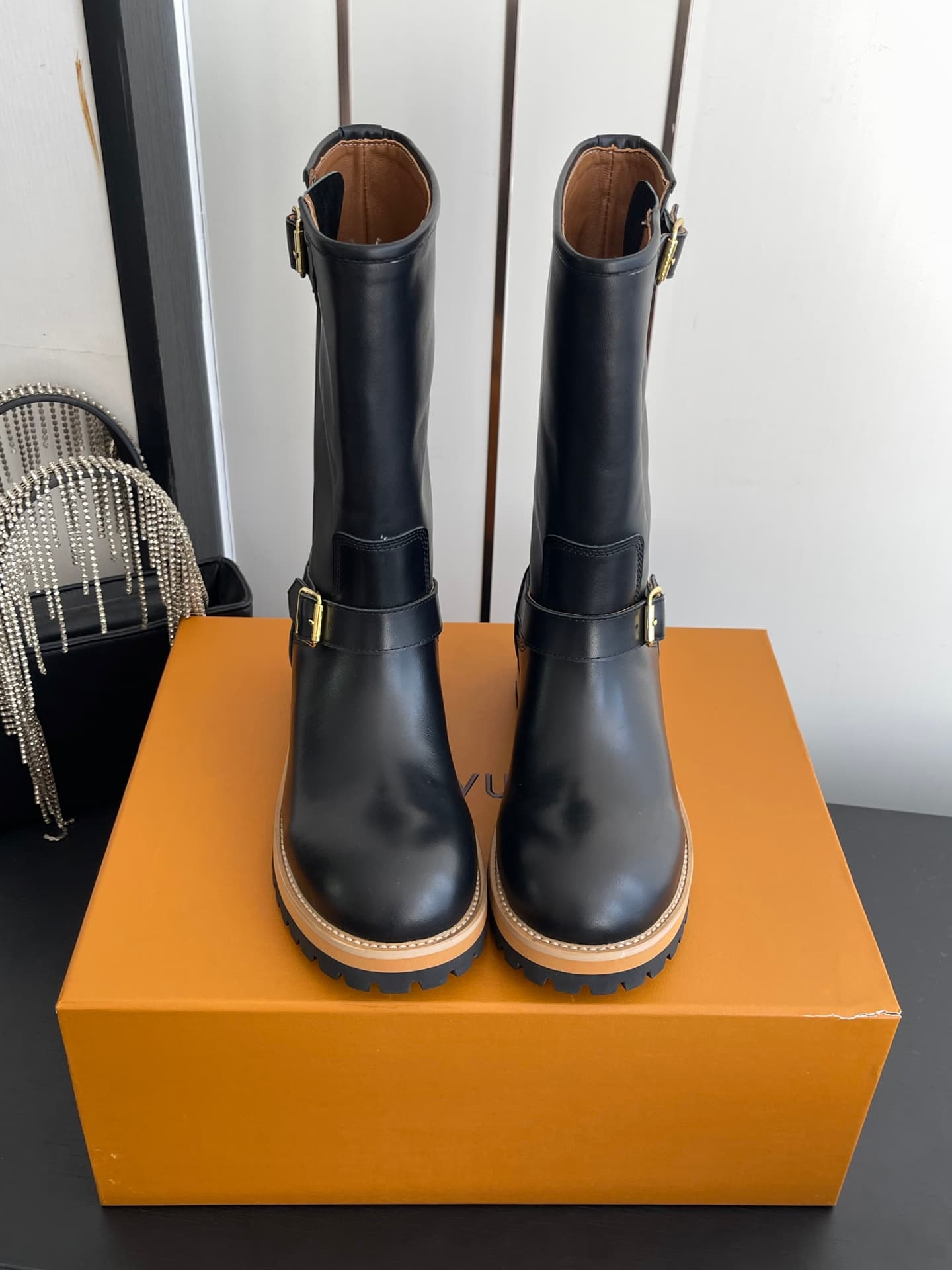 D9100 🏧𝐋𝐕 × Timberland Louis Vuitton’s new 8 size boots for women – Chelsea boots. It’s about choosing what feels right; trust your first impression! They make you look slimmer, and also reveal the length of your legs💃🏽 — image 1
