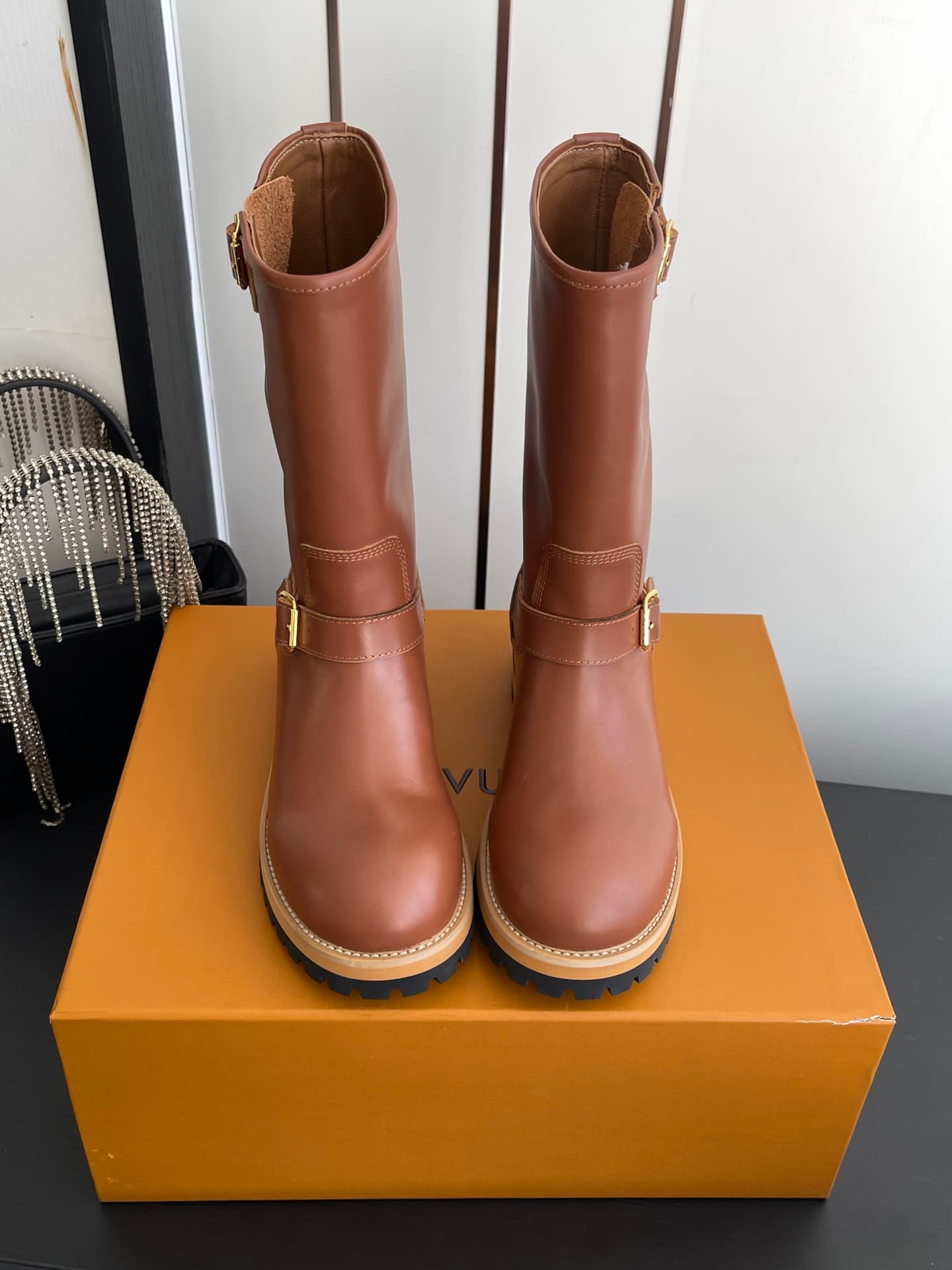 D9098 🏧𝐋𝐕 × Timberland Louis Vuitton’s new 8 size 1 boots for women – shopping is about following your intuition. They really make you look slimmer; they also reveal the thinness of your calves💃🏽 — image 1