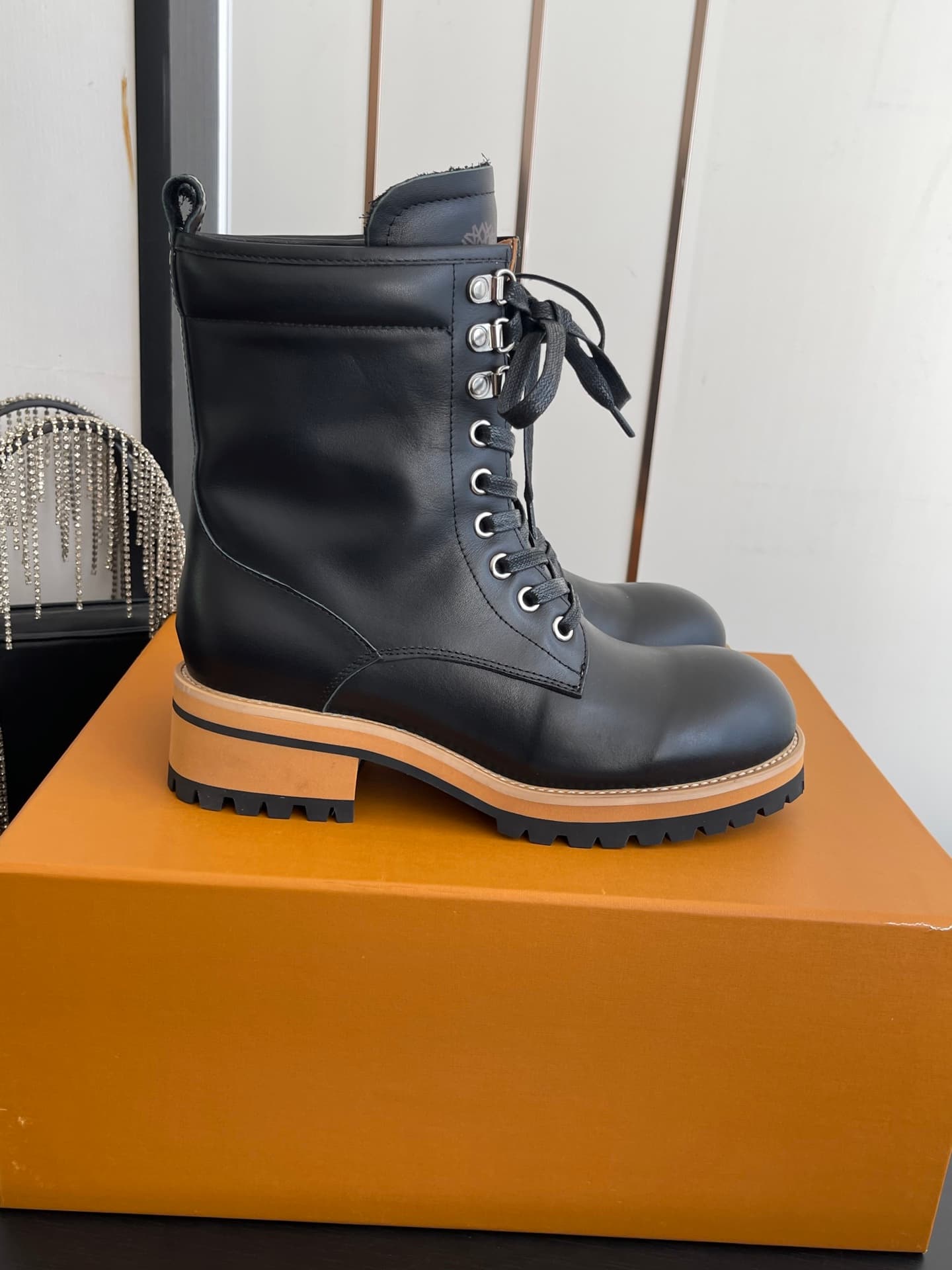 D9101 🏧𝐋𝐕 × Timberland Louis Vuitton’s new 8 size boots for women – Chelsea boots. It’s about following your instincts when shopping; trust your first feeling! They make you look slimmer, and also highlight the thinness of your legs💃🏽 — image 1