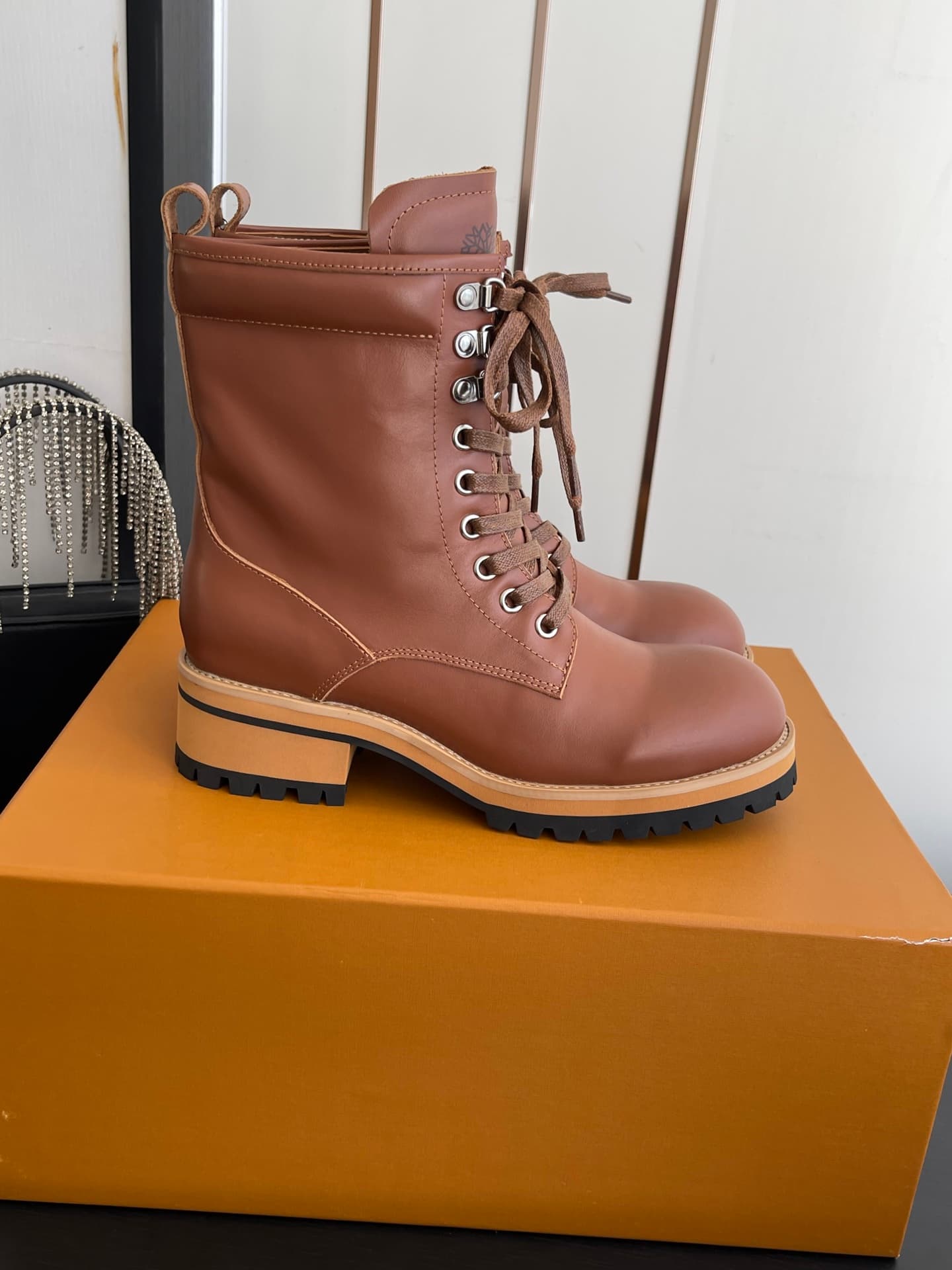 D9102 🏧𝐋𝐕 × Timberland Louis Vuitton’s new 8 size boots for women – Chelsea boots. It’s about following your instincts when shopping; trust your first feeling! They make you look slimmer, and also reveal the thinness of your legs💃🏽 — image 1