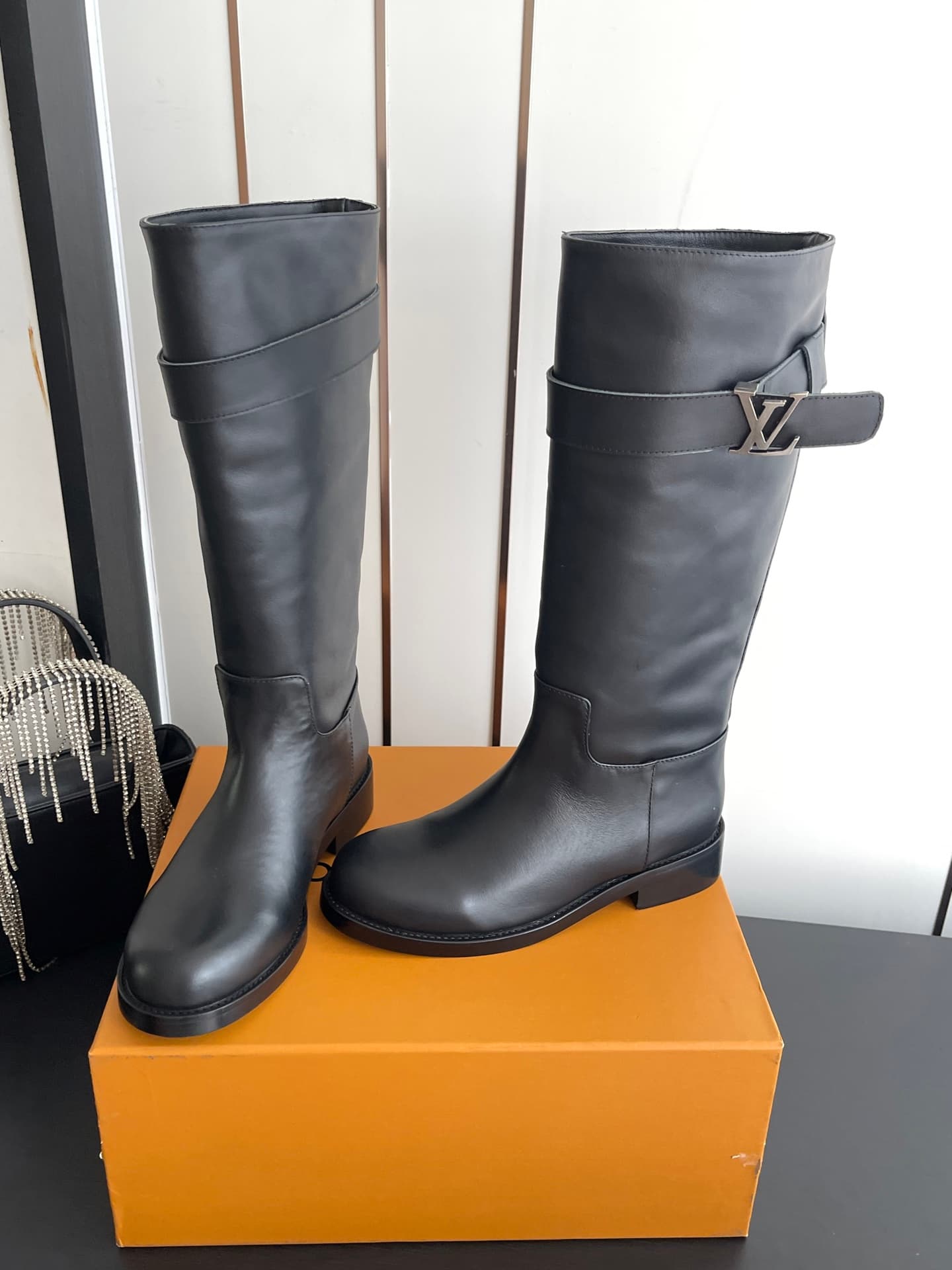 D9079 🏧𝐋𝐨𝐮𝐢𝐬 𝐕𝐮𝐭𝐭𝐨𝐧 Louis Vuitton’s new LV donkey-style boots with a stylish British style, slim-fit martin boots, long boots. — image 1