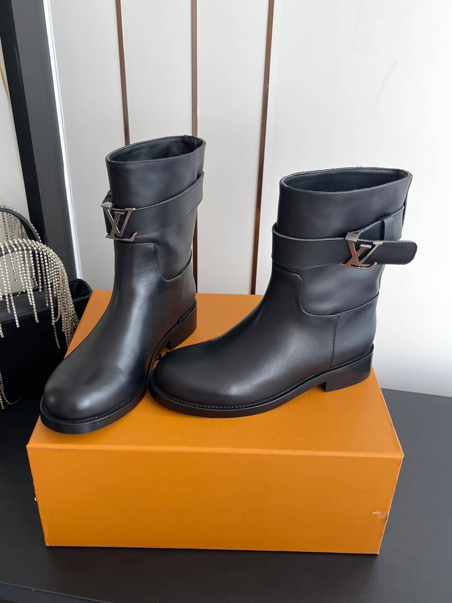 D9080 🏧𝐋𝐨𝐮𝐢𝐬 𝐕𝐮𝐭𝐭𝐨𝐧 Louis Vuitton’s new LV donkey-style British-style stylish Martin boots, straight-leg boots, low boots. — image 1