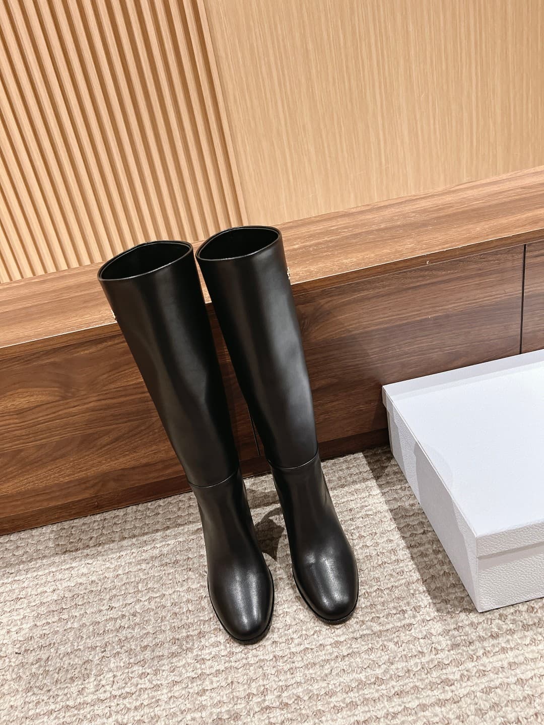 D5913 𝐂𝐇𝐑𝐈𝐒𝐓𝐈𝐀𝐍 𝐃𝐈𝐎𝐑#New Christian Dior boots with high heels. These D-𝐓𝐨𝐰𝐧 boots with heels are new items in the 2024 winter collection, featuring a modern style with a classic look. With a straight-leg silhouette and crafted from soft black leather, the — image 1