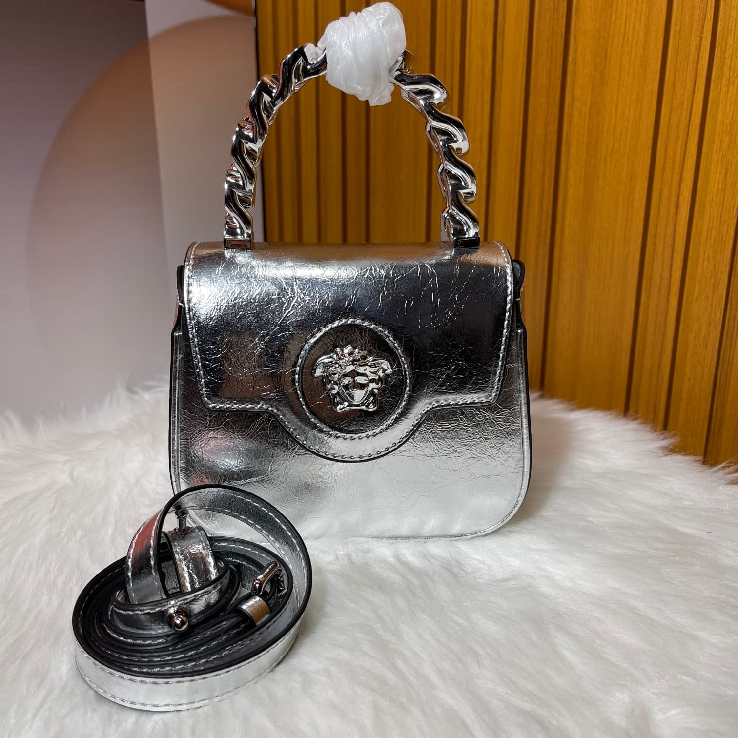 C2823 The new La Medusa mini bag, which has become very popular across the internet, is now available! It’s made from high-quality cowhide. The Ton-Sur-Ton Medusa design in the center is highly recognizable. The handle at the top of the strap is detachabl — image 1