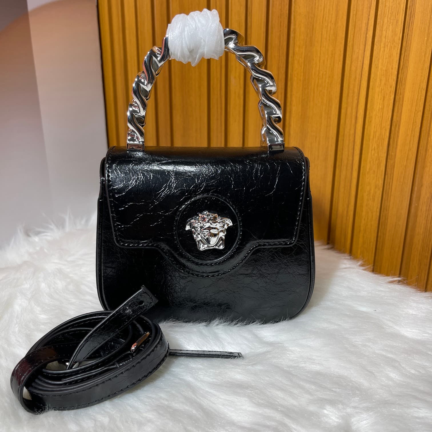 C2824 The new La Medusa mini bag, which has become very popular across the internet, is now available! It’s made from high-quality cowhide. The ton-sur-ton Medusa pattern in the center is highly recognizable. The handle at the top of the strap is detachab — image 1