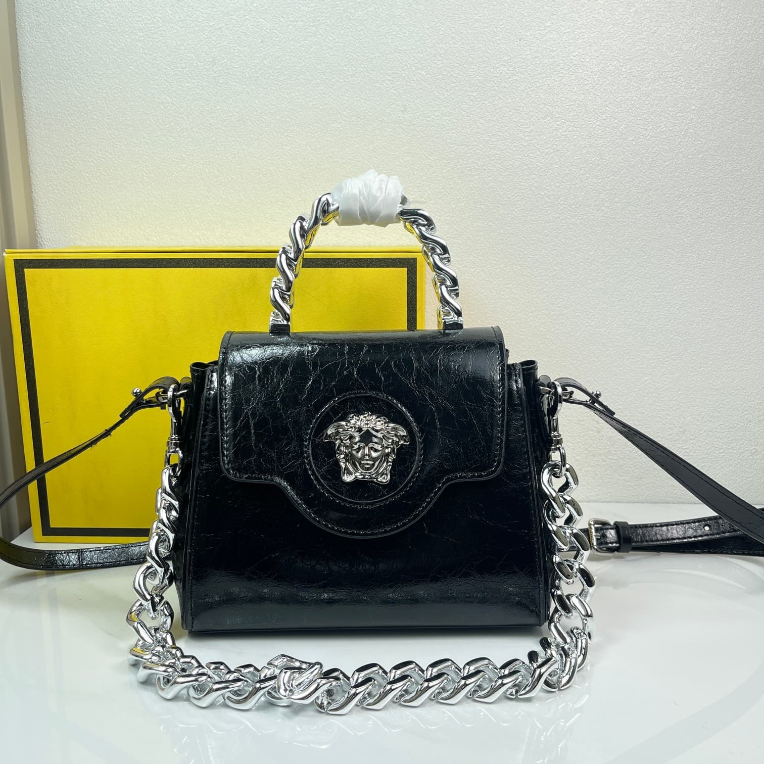 C2818 Baowen Fanstyle🌸 VeraceLaMedusa Spring/Summer Collection Handbags❤️ wuy Zheng Xiuwen Zuo Nan Xiao 🌹 Li Yilin’s unique interpretation #The iconic Medusa symbol is featured in the center, adding a striking element. It can be styled in various ways—bot — image 1