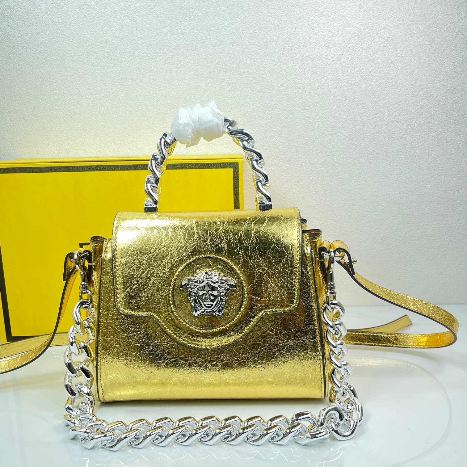 C2816 Baowen Fan Siqi🌸 VeraceLaMedusa Spring/Summer Collection Handbags❤️ wuy Zheng Xiuwen Zuo Nan Xiao 🌹 Li Yilin’s unique interpretation #The iconic Medusa symbol is featured in the center, adding a striking element. It can take on various styles—both s — image 1