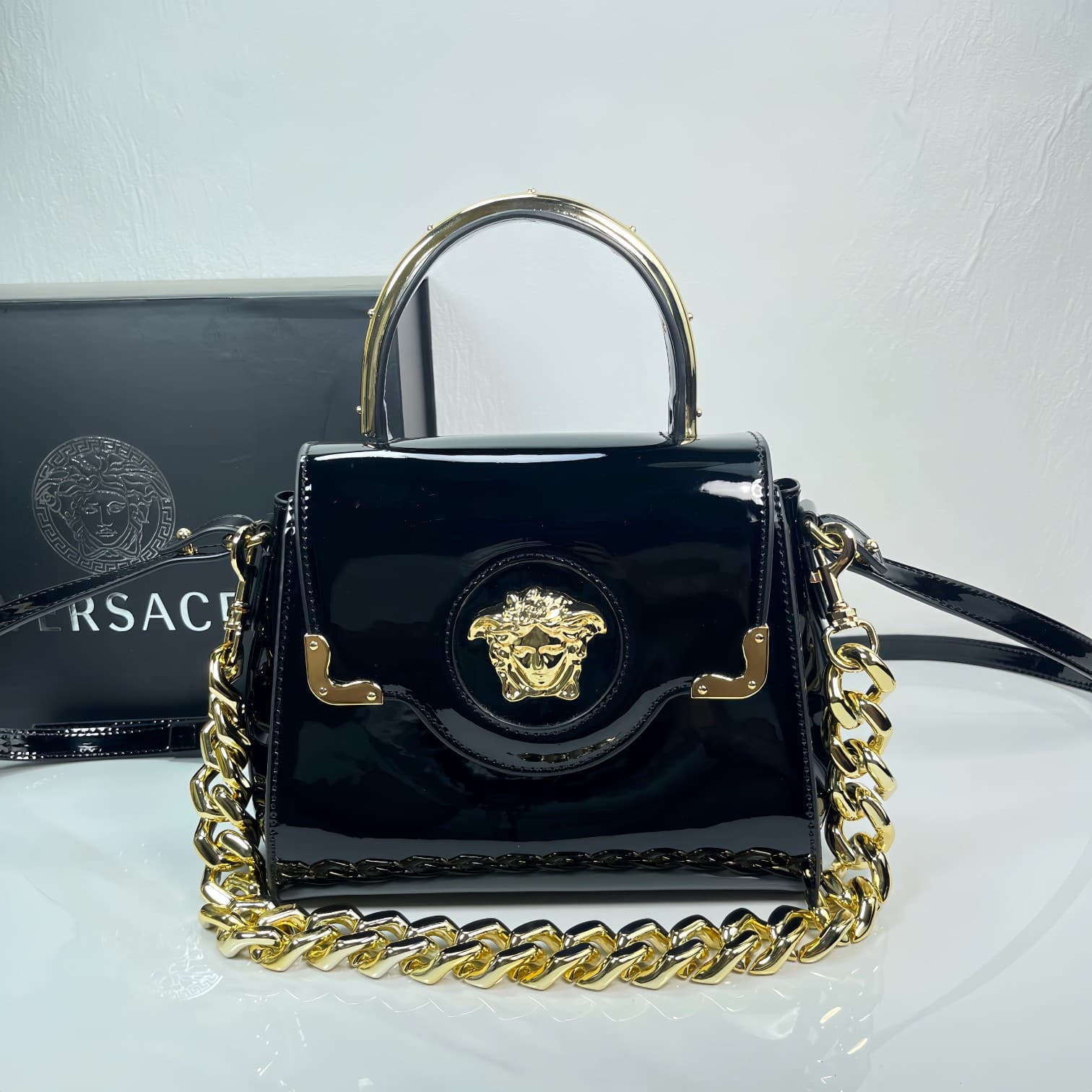 C2815 Baowen Fan Xiuzhe🌸 VeraceLaMedusa Spring/Summer Collection Handbags❤️ wuy Zheng Xiuwen Zuo Nan Xiao 🌹 Li Yilin’s unique interpretation #The iconic Medusa symbol is featured in the center, adding a striking element. It can be styled in various ways—b — image 1