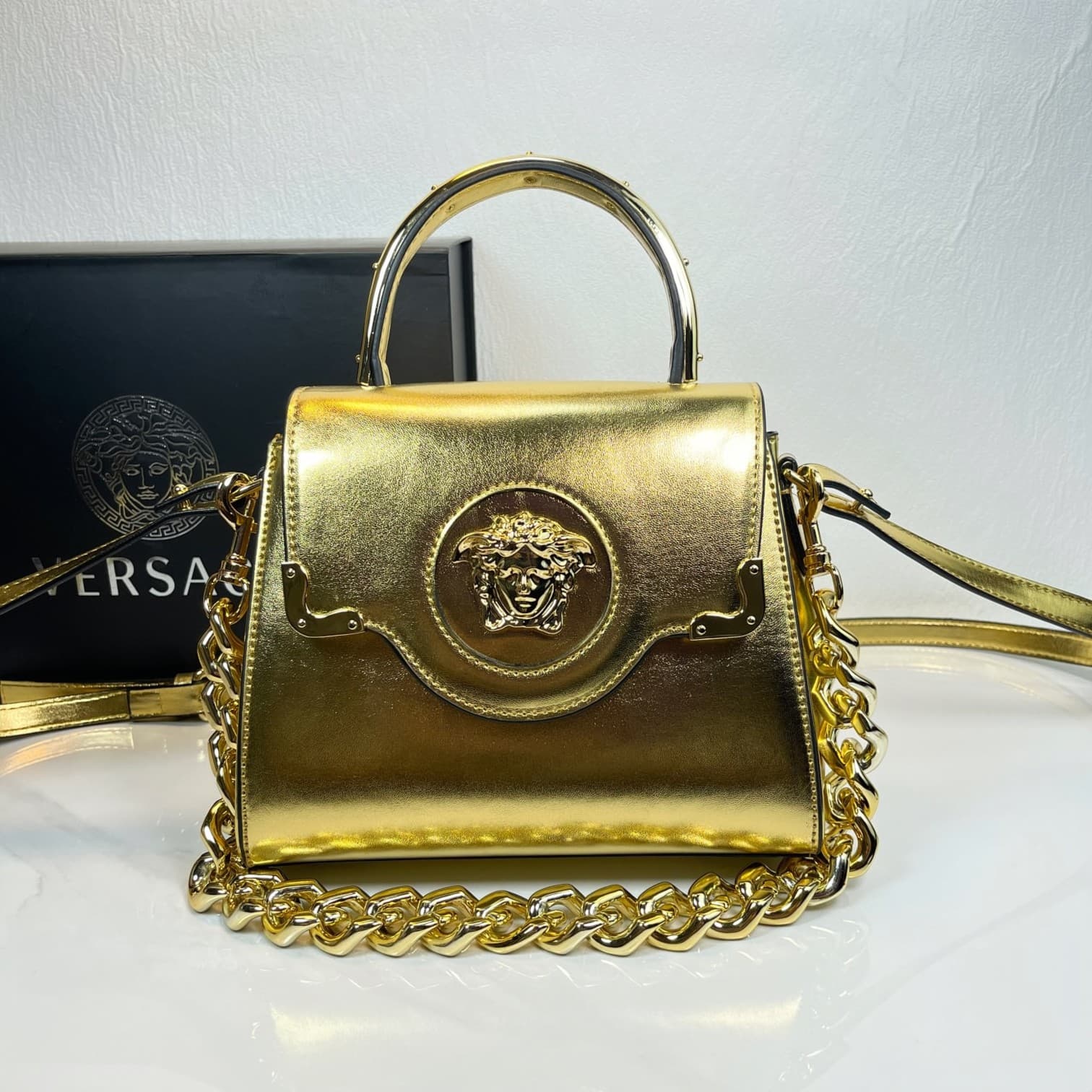 C2814 Burst Pattern Versace🌸 VeraceLaMedusa Spring/Summer Collection Handbags❤️ wuy Zheng Xiuwen Zuo Nan Xiao 🌹 Li Yilin’s unique interpretation #The iconic Medusa symbol is featured in the center, adding a striking element. It can be styled in various wa — image 1