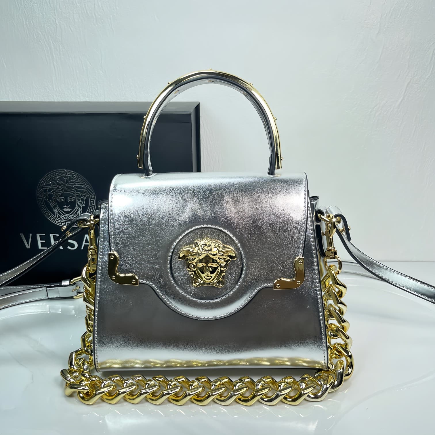 C2813 Baowen Fan Sisze 🌸 VeraceLaMedusa Spring/Summer Collection Handbags ❤️ wuy Zheng Xiuwen Zuo Nan Xiao 🌹 Li Yilin’s unique interpretation #The iconic Medusa symbol is featured in the center, adding a striking element. It can be styled in various ways— — image 1