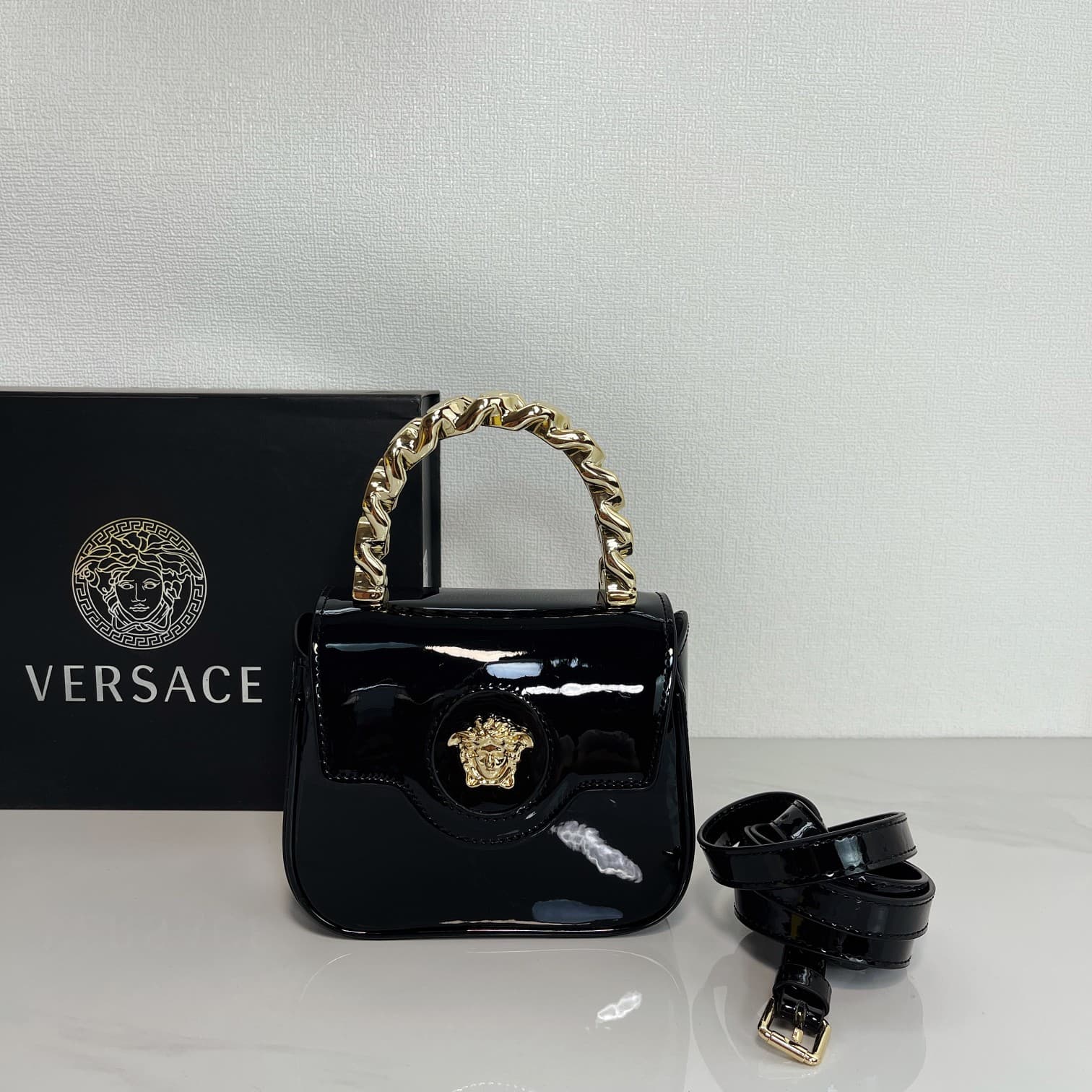 C2827 The new La Medusa mini bag, which has become extremely popular across the internet, is now available! It’s made from high-quality cowhide. The “ton-sur-ton” Medusa pattern in the center is highly recognizable. The handle at the top of the strap is d — image 1