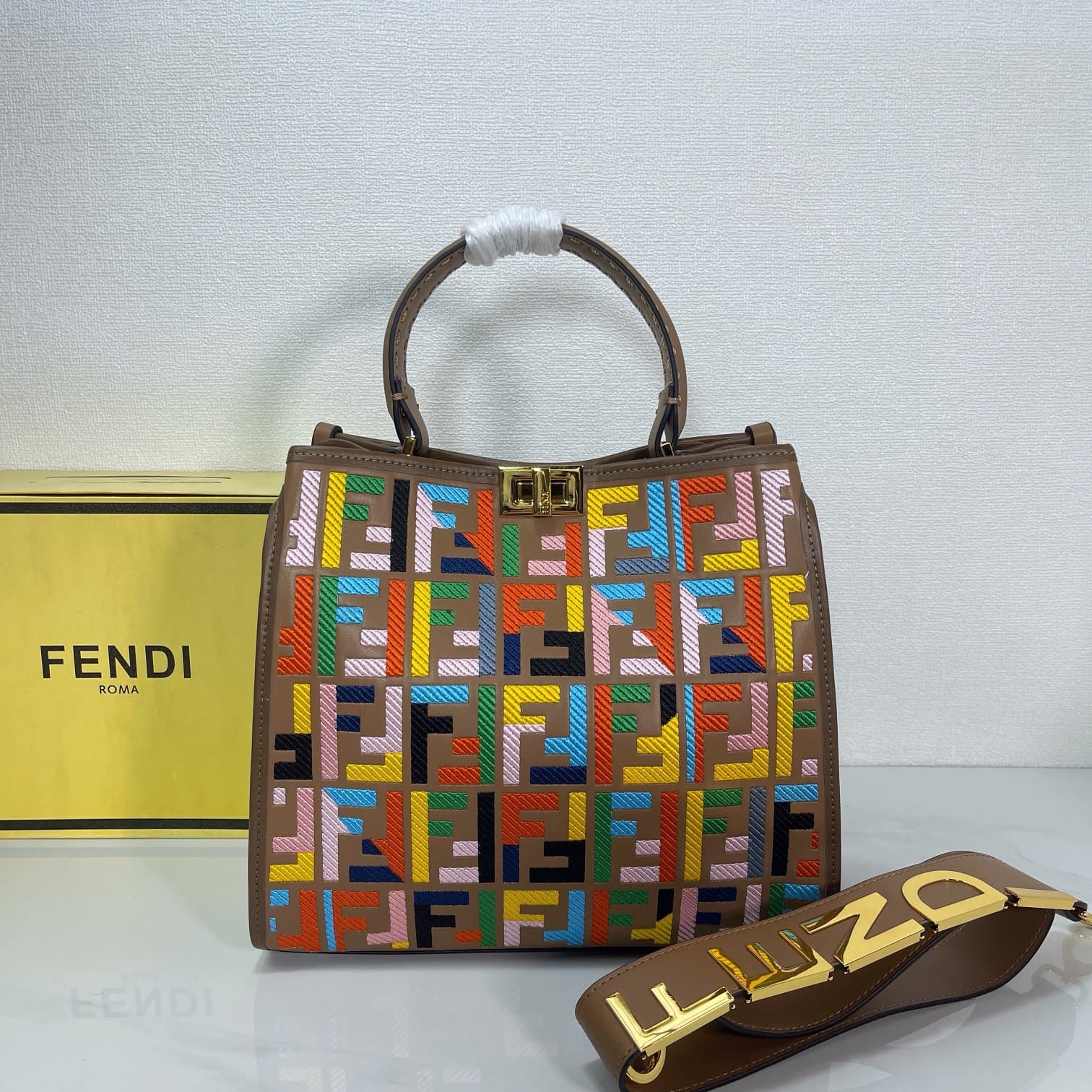 C2803 Fendi Perkaboo tote bags are basic models that can be used as beach bags. They feature heavy-duty embossing techniques, offering a vintage look while remaining durable. Made from high-quality leather material—different from previous models, it insta — image 1