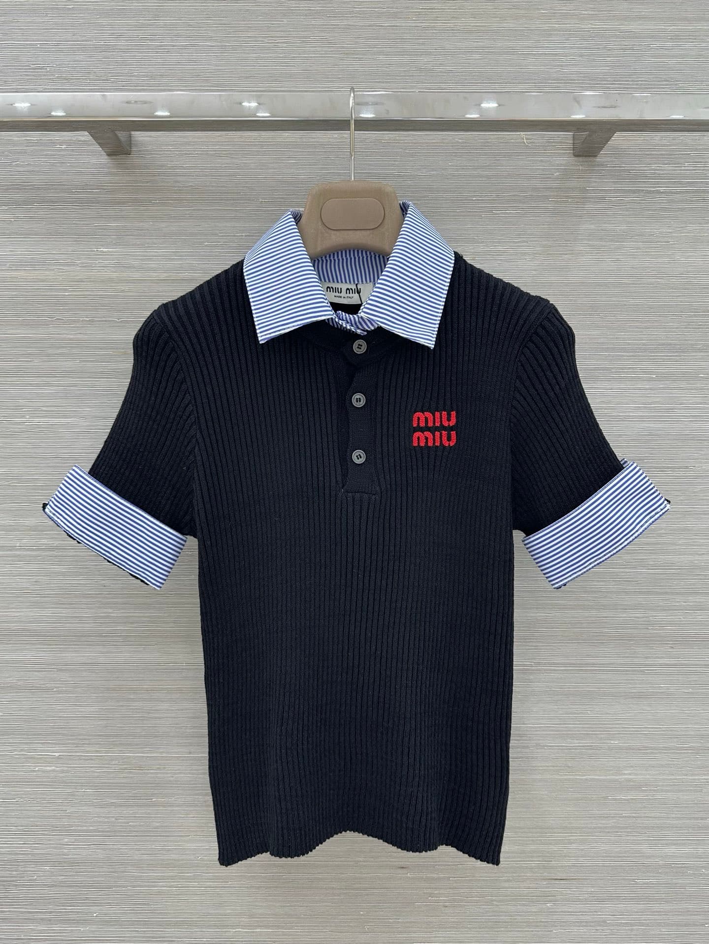 C18531 Exclusive release ❤️ High-quality original items – a great choice for sales! Miu-style outfits! 26 new spring/summer collection: a two-piece design with contrasting stripes and a collared top, along with embroidered letters on the fabric. A perfect — image 1