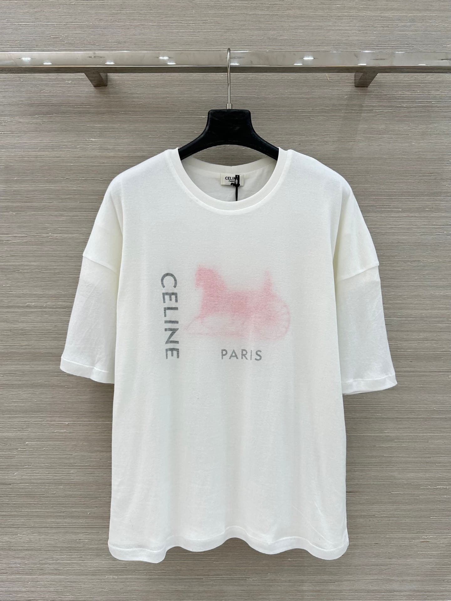 C18523 Exclusive release by VP! Highly popular item – highly recommended ❤️ High-quality original design; long-term fashion style. Double-layer design with a Arc de Triomphe pattern on the short-sleeved T-shirt. Features a logo print with “carriage” lette — image 1