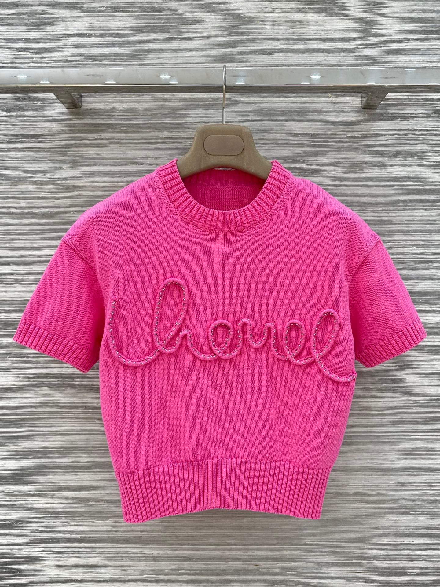 C18539 Exclusive release ❤️ High-quality original items ❤️ Cha*25 spring/summer new collection! The most popular item of this season! Short-sleeved top with 3D logo using crochet technique! The original custom Swiss knitted thread logo adds a luxurious an — image 1