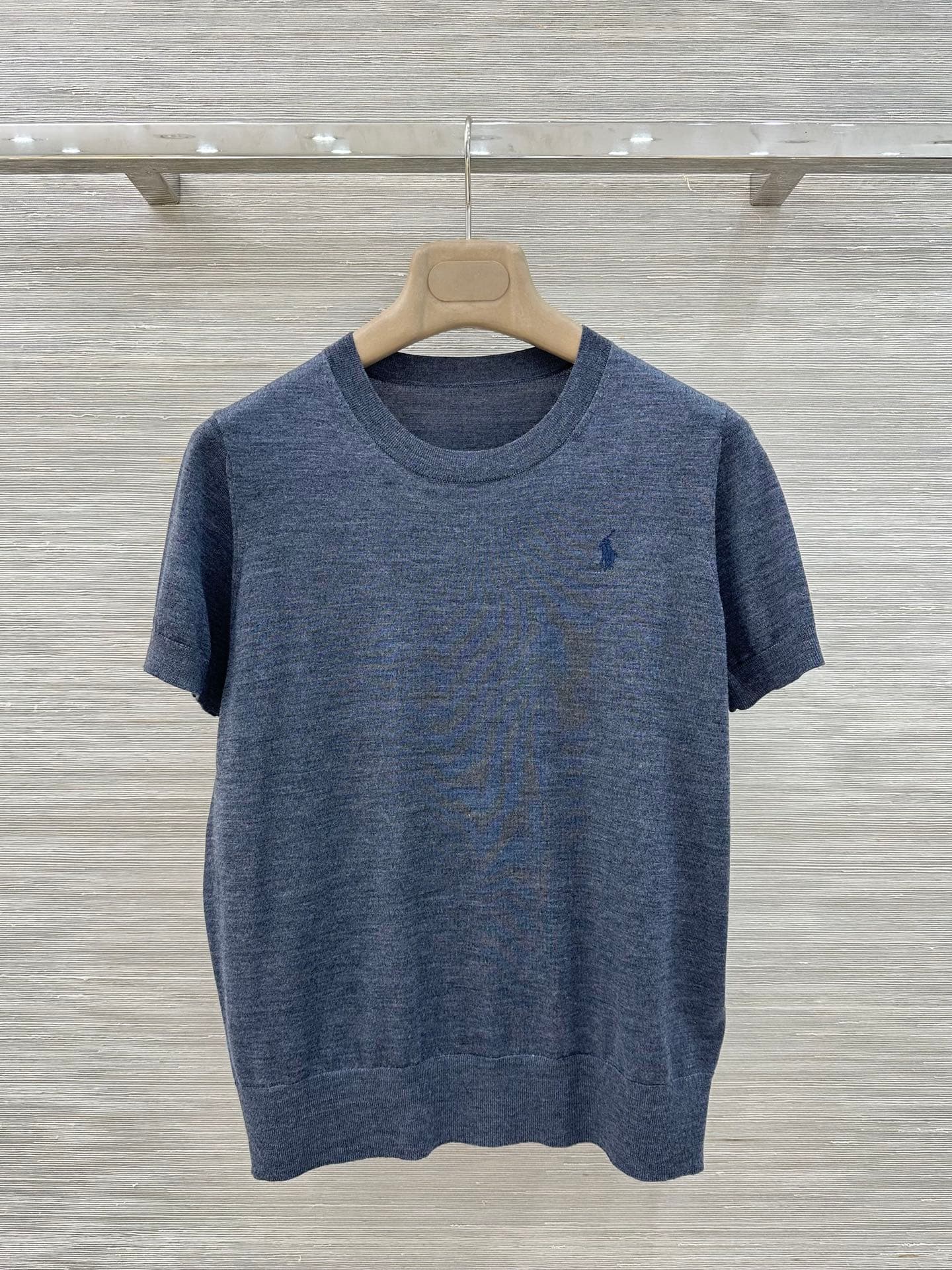 C18543 VP exclusive release 🍒 High-quality original fabric! RL long-term strategy, stylish and intelligent styling! 18 custom-knitted 100% wool yarn provides a delicate and comfortable feel; it’s a classic round-necked rider embroidered short-sleeve top. — image 1