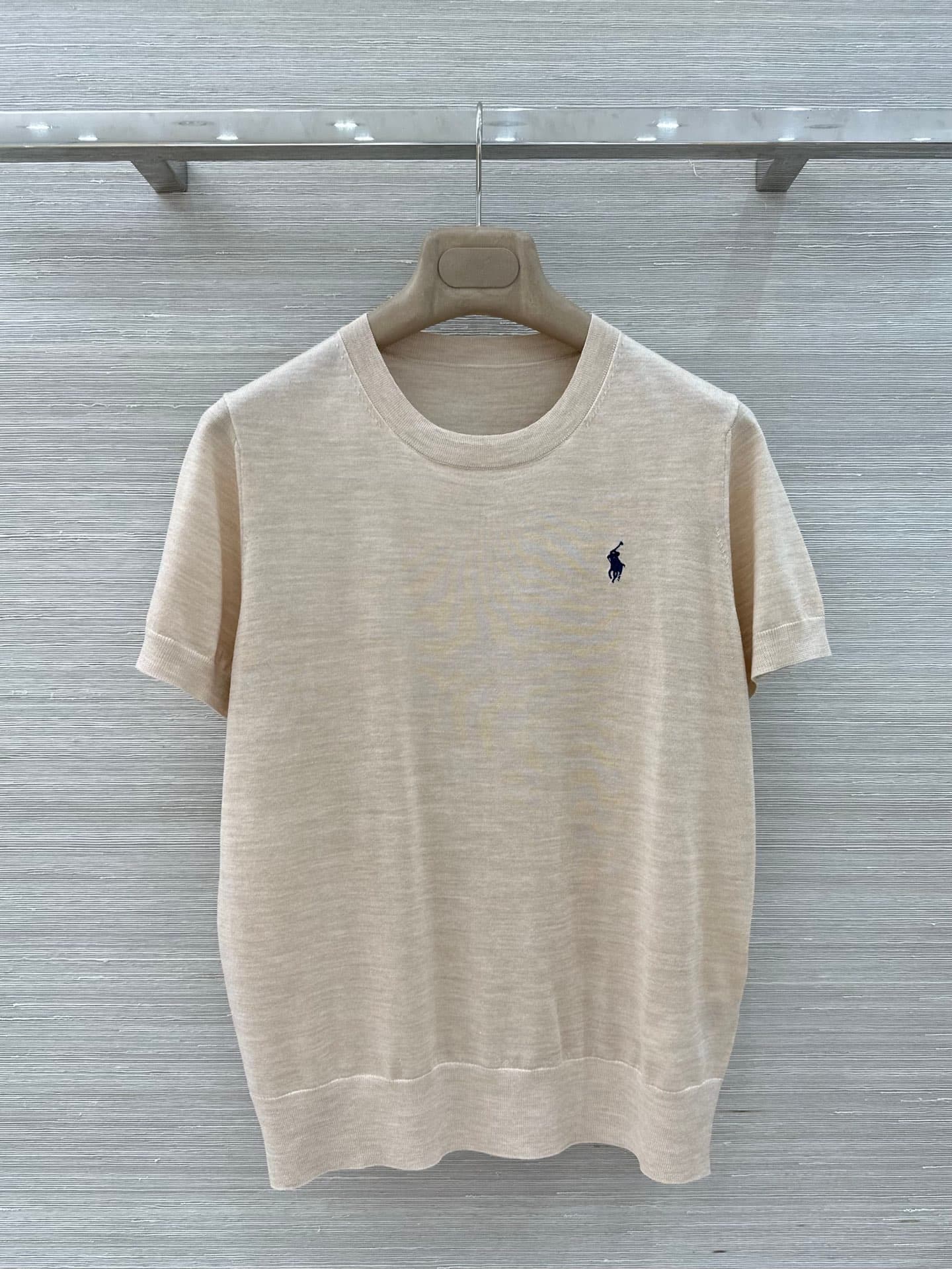 C18540 VP exclusive release 🍒 High-quality original items! RL long-term strategy, stylish and intelligent clothing! 18 custom knitting with 100% wool yarn – fine and comfortable texture. Classic round-necked rider embroidered short sleeves top. Elegant an — image 1