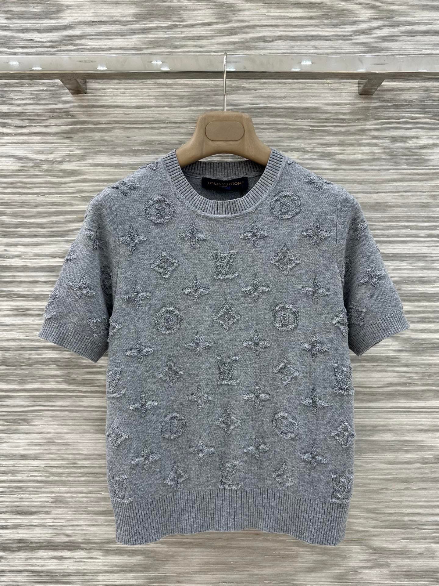 C18521 Exclusive release by VP❤️ High-quality original product💕 A new item with stunning aesthetics! This MONOGRAM print knitted short-sleeve top is absolutely beautiful. The short round-neck design makes it perfect for wearing. It has a sweet yet stylish — image 1