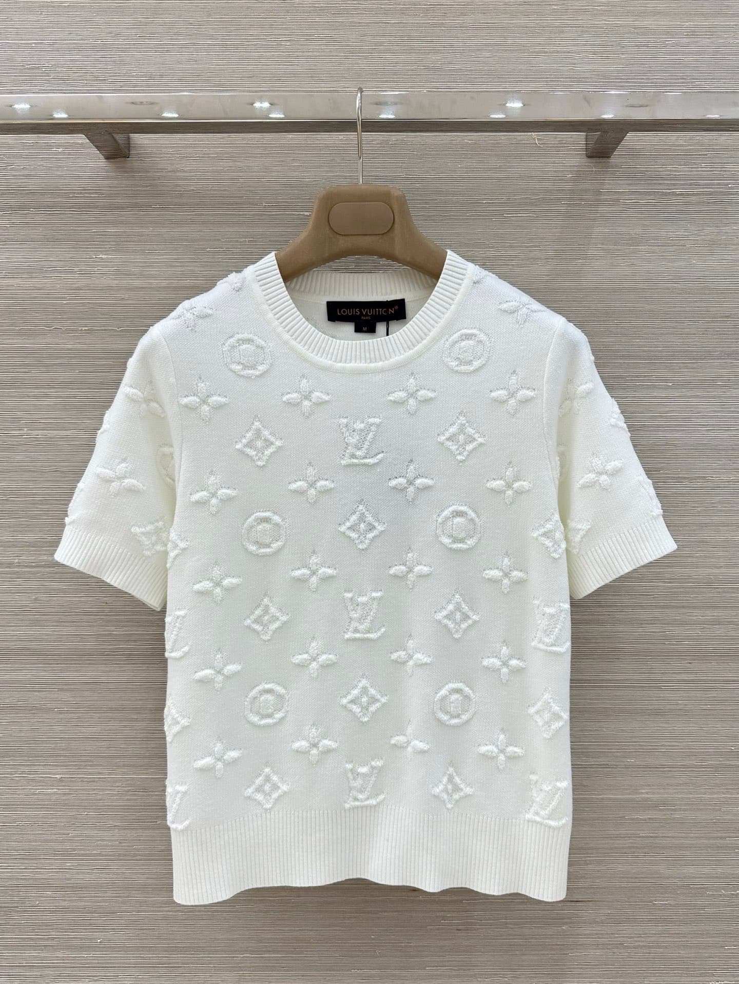 C18519 Exclusive release by VP❤️ High-quality original product💕 A new item with stunning appearance! A MONOGRAM knitted short-sleeve top that creates a great atmosphere! The short, round-neck design is absolutely beautiful when worn! It has both sweet and — image 1
