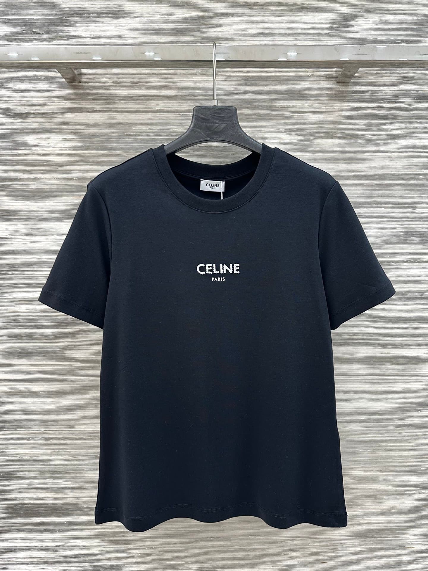 C18555 VP must-have item recommendation ❤️ High-quality original products – a style that embodies long-termism. A classic, versatile item that works well with any outfit. This short-sleeve T-shirt features heavy-duty studs and a logo; it’s a must-have for — image 1