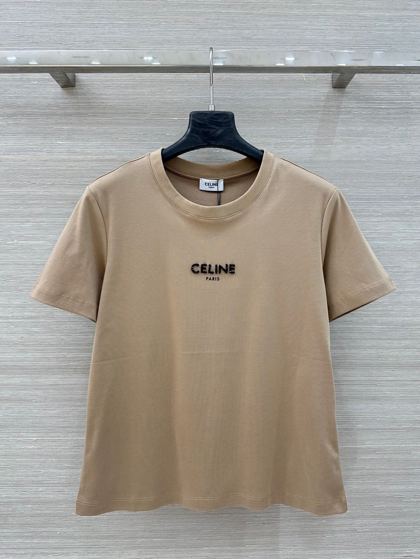 C18554 VP best-seller recommendation ❤️ High-quality original items, long-term-oriented fashion style. A classic, versatile item that works well with any outfit. Heavy-duty studded beads and logo on the short sleeves – a must-have for fashion lovers! Unlo — image 1