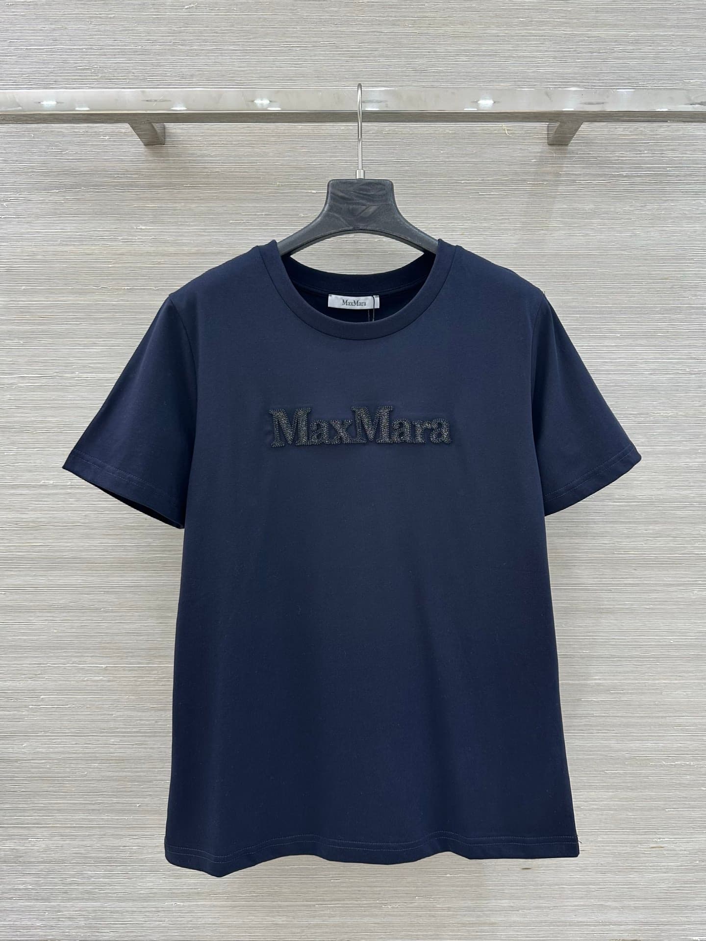 C18552 High-quality original style, exclusive release ❤️ Elegant fashion attire, 26 – new items for spring/summer. T-shirt with letter embroidery on a round-necked short-sleeved design! Made of high-count pure cotton fabric, it feels comfortable and breat — image 1