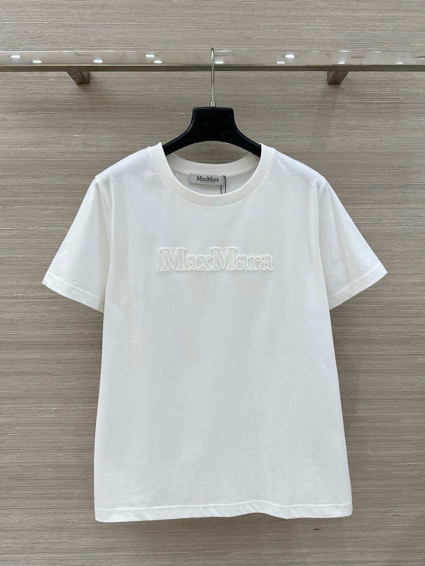 C18551 High-quality original item, exclusive release ❤️ Elegant fashion wear from Max. It’s a new style for spring/summer: a T-shirt with letter embroidery on a round neck and short sleeves! Made of high-stitch pure cotton fabric, it feels comfortable and — image 1
