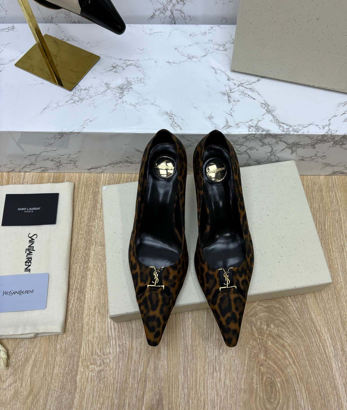 D12335 Saint Laurent fw26 – newly arrived! YSL selects high-quality leather that has been processed through multiple tanning processes, resulting in a soft, silky texture. Every texture is carefully crafted, ensuring a perfect fit while also giving the po — image 1