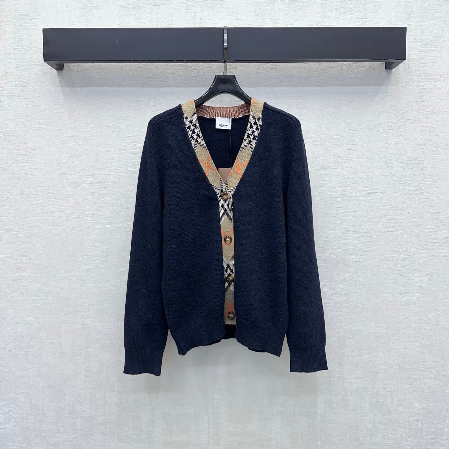 C19510 Bur BBR*2026 new product launched: Vintage/retro patterned cuffs, V-neck knitted cardigan. Customized with YB imported knitting material—soft, smooth, warm, and comfortable to the skin. Features a classic V-neck opening design, complemented by ambe