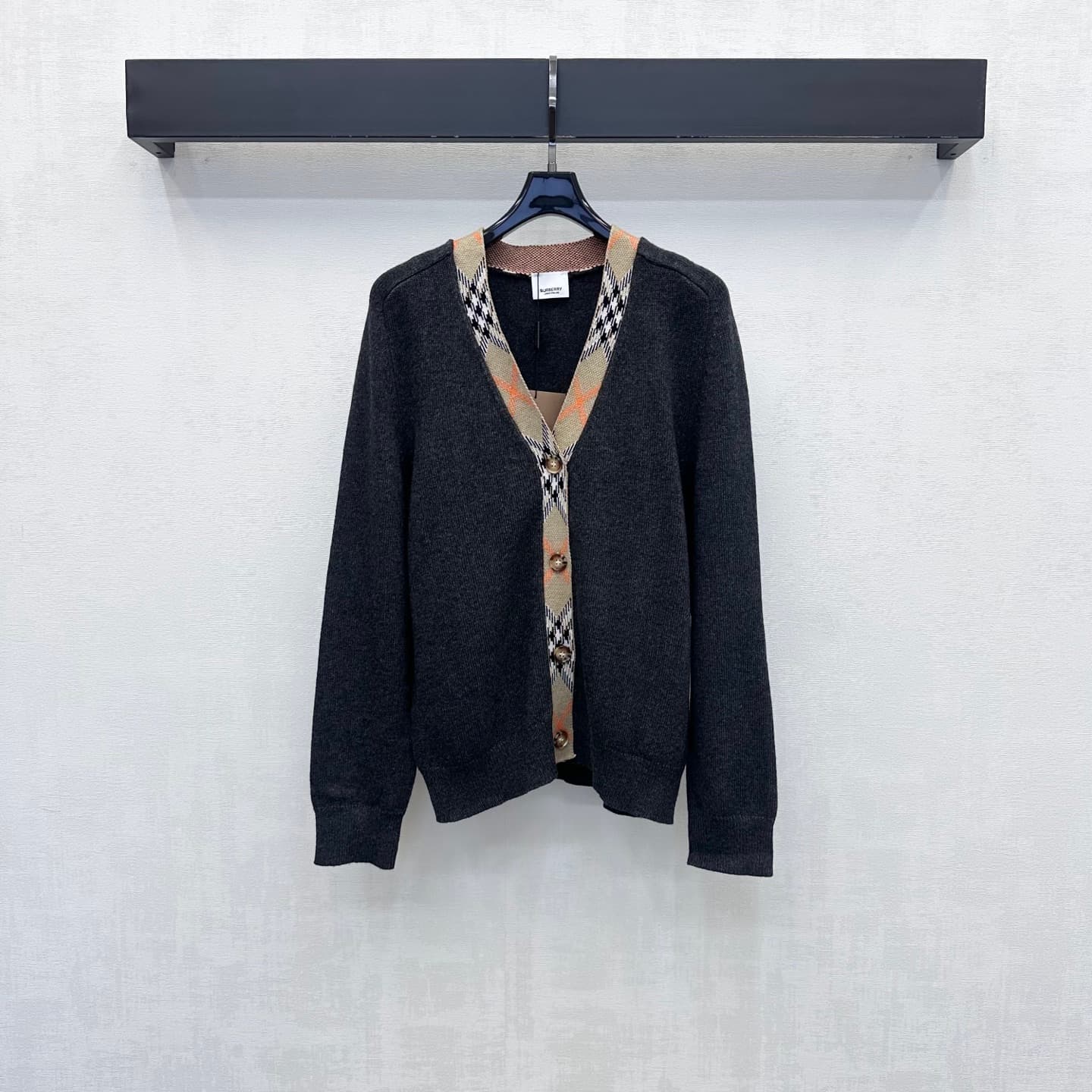 C19506 Bur BBR*2026 new product launched: Vintage/retro checkered trim, V-neck knitted cardigan. Customized with YB imported knitting material – soft, smooth, warm, and comfortable to the skin. Features a classic V-neck opening design, complemented by amb