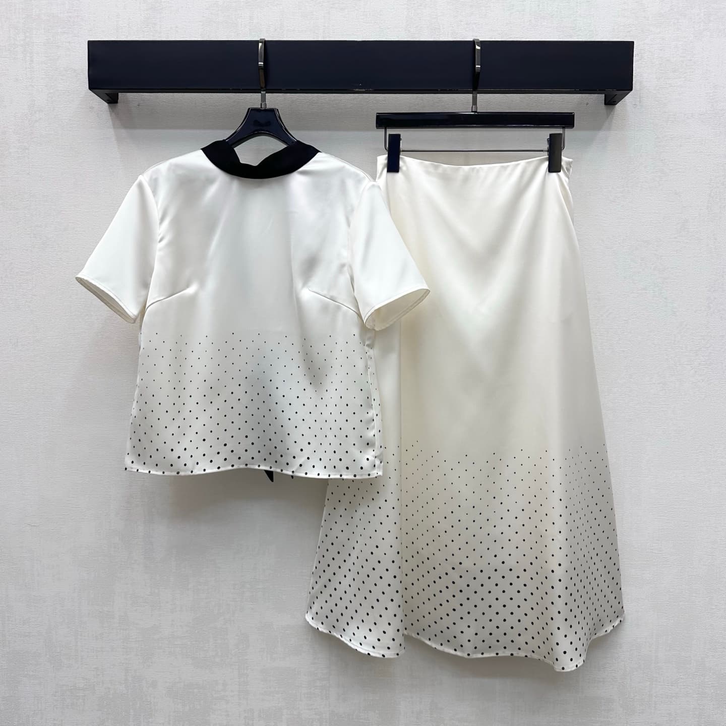 C19516 Dio*2026 new product launched! Vintage/retro tie with gradient polka dots set. Customized YB imported satin material – silky, smooth, and softly flowing. Features matching black and vintage-colored straps at the front and back. Combined with gradie — image 1