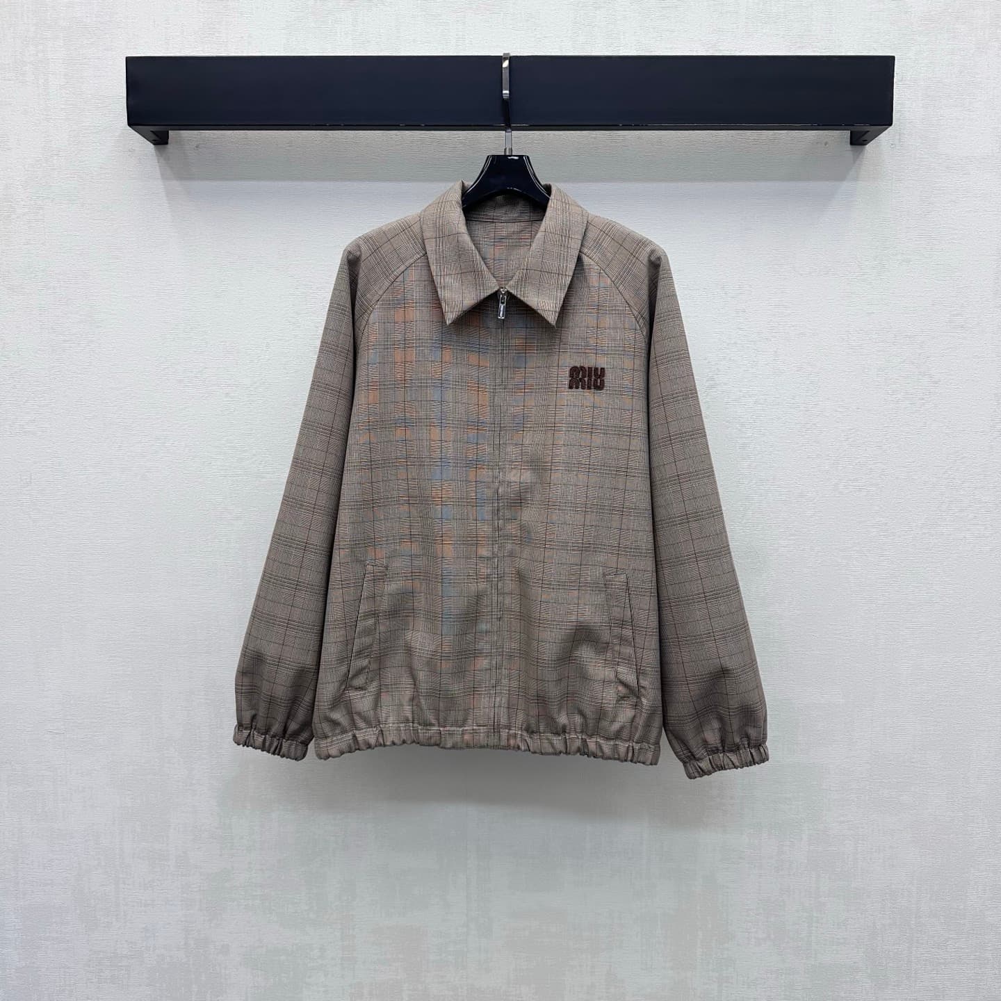 C19519 Miumi*2026 new product launched! Vintage/retro logo pocket jacket. Customized YB imported twill cotton material with fine texture and smooth, durable fabric. Features a front collar with full zipper opening design, along with elastic pleats at the — image 1