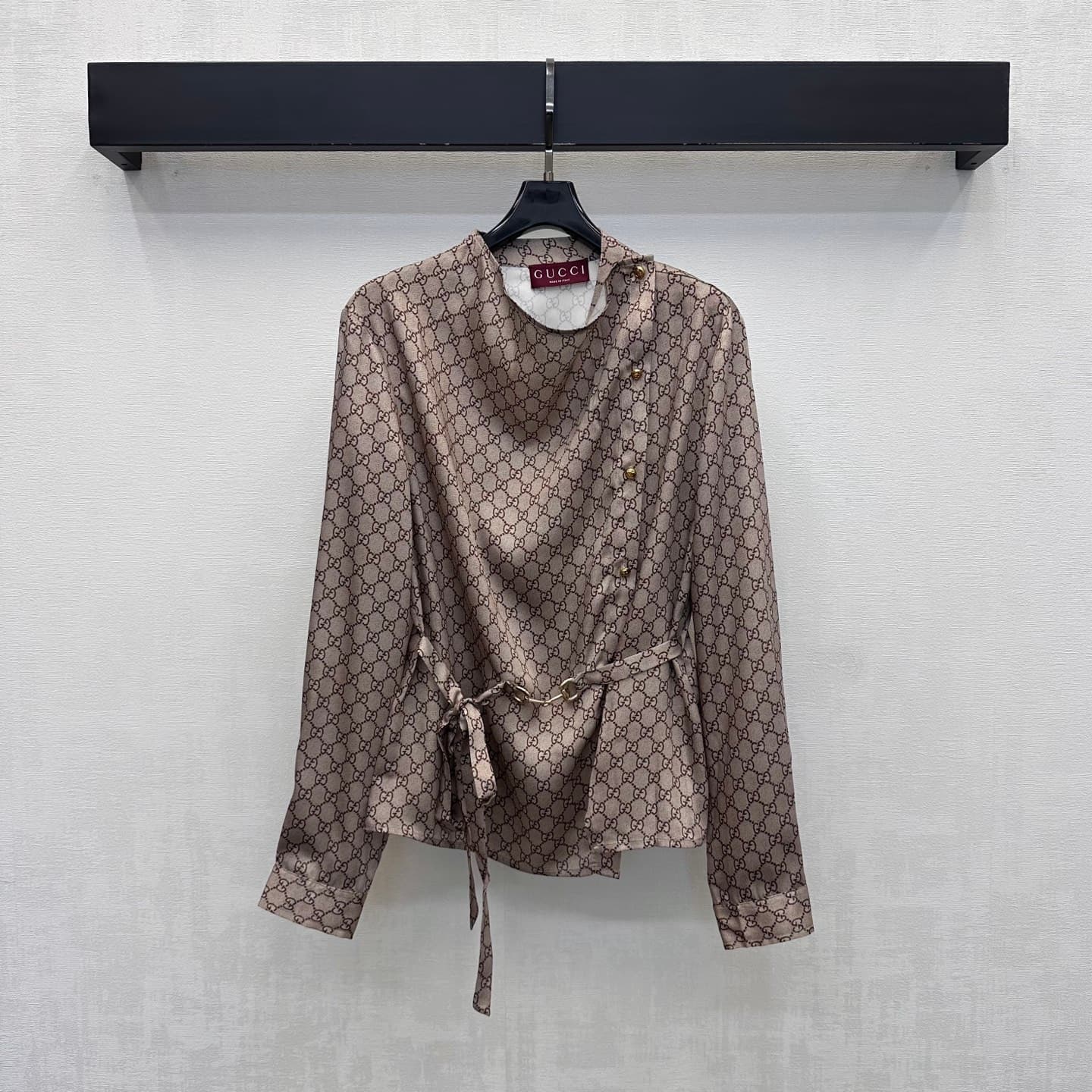 C19523 Gucc*2026 new product launched – Vintage/retro collar, waist-up, diagonal buttoned shirt. Customized with YB imported satin material; smooth and silky, with a high gloss finish. Features a long-sleeved design with a voluminous collar. Complements s — image 1